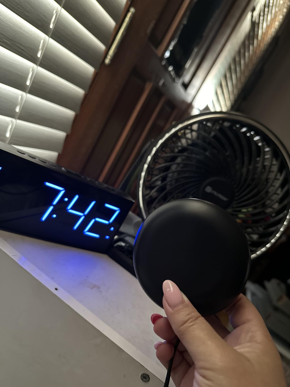Roxicosly Alarm Clock with Bed Shaker, Vibrating Alarm Clock for Heavy Sleepers/Hard of Hearing/Deaf, Dual Alarms, 7.5'' Large LED Display, Dimmer, USB Charging Port, Plug-in with Memory Function customer photo 1
