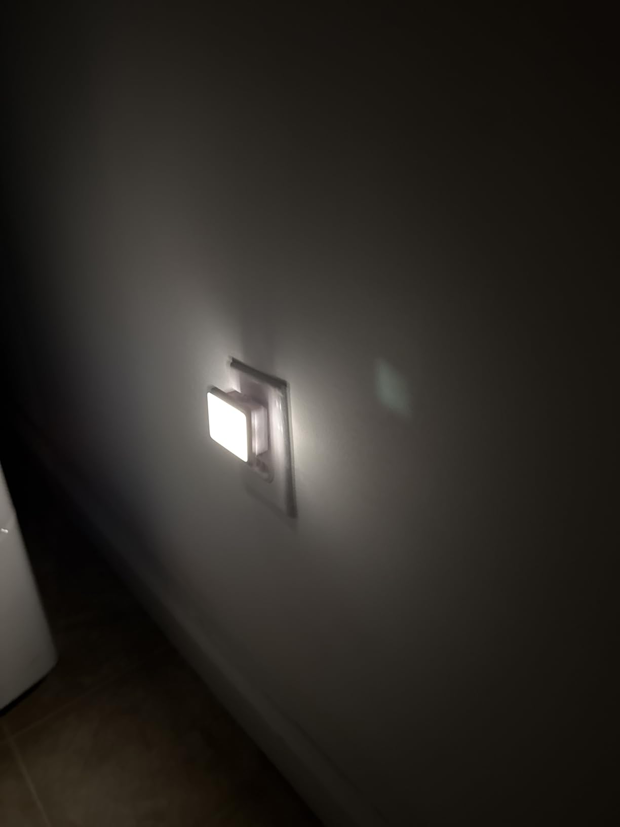 L LOHAS LED Night Lights Plug into Wall 2-Pack, 0.3W Plug in Night Light, Dusk to Dawn, 3000K Soft White, Bright Nightlight Auto-On/Off, for Adults Kids Room Bedroom Bathroom Hallway Kitchen, Non-Dim customer photo 1