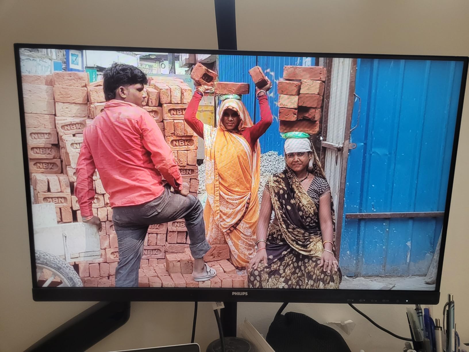 Philips 24 Inch Computer Monitor FHD 100Hz VA VESA Flicker-Free, 241V8LB customer photo 2