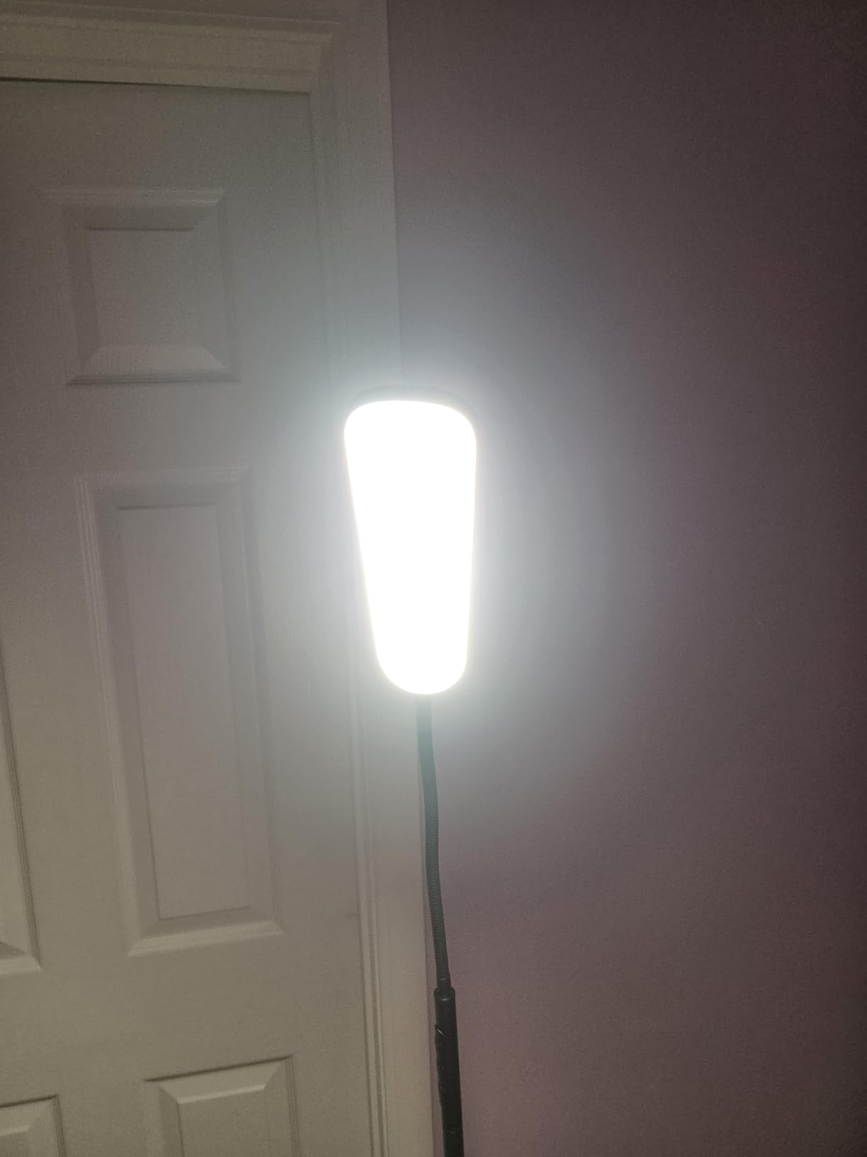 Yikuneng Dimmable LED Floor Lamp, Super Bright Reading Lamps Floor Standing lamp with Remote & Touch Control, Stepless Dimming & 2700K-6500K Color Temperature, for Living Room Bedroom Office, Black customer photo 2