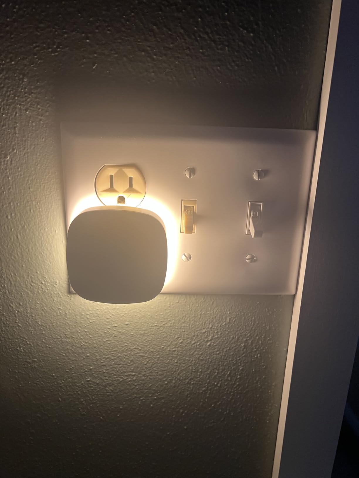 AUVON Plug-in LED Backlit Night Light with Motion Sensor & Dusk to Dawn Sensor, 2200K Soft Warm White Nightlight with 1-50lm Dimmable Brightness for Adults & Kids' Bedroom, Bathroom, Hallway (4 Packs) customer photo 2
