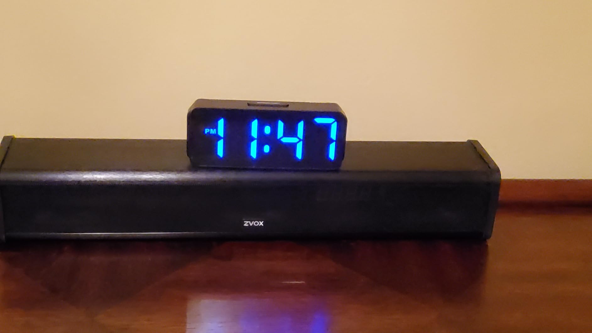 Peakeep Small Digital Alarm Clock Plug in for Bedrooms Bedside, Large Big Numbers Display Tiny Electric Clock with 6 Dimmer Battery Backup for Desk Table Living Room, 5 Levels Volume, Adapter Powered customer photo 2
