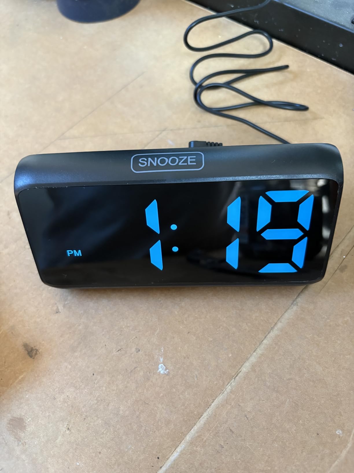 Netzu Digital Alarm Clocks for Bedrooms, Loud Alarm Clock with Dual Alarms, Bold Digits, 5 Dimmers, 4 Volumes, Snooze, Bedside Clock for Deep Sleepers Kids Teens Seniors, Plug in Clock, Easy to Set customer photo 2