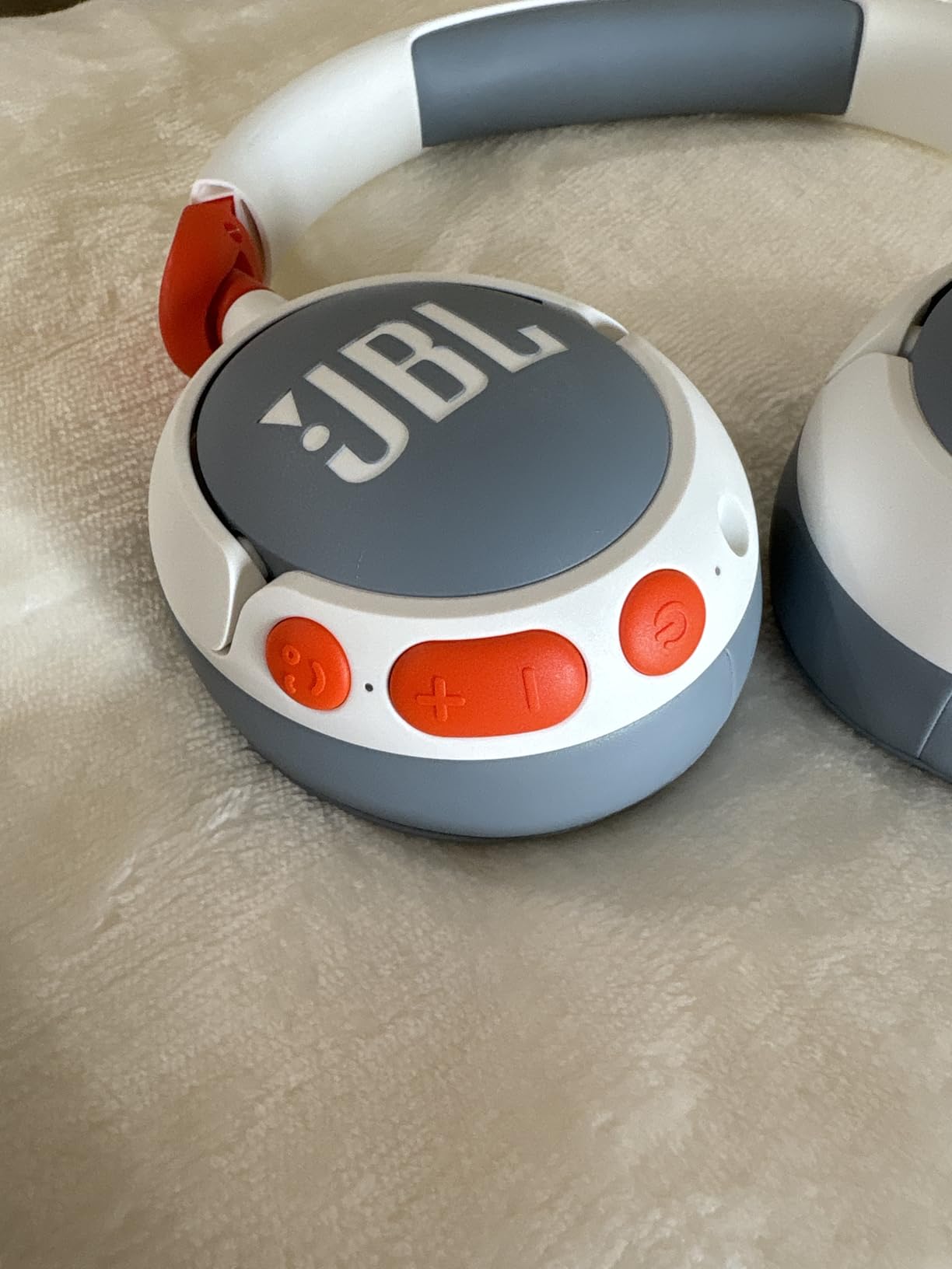 JBL Junior 470NC - Wireless Over-Ear Noise Cancelling Kids Headphones with JBL Safe Sound (<85dB), Fit for Kids, Parental Control with Customizable Volume & Playtime and 50Hr Battery Life (White) customer photo 1