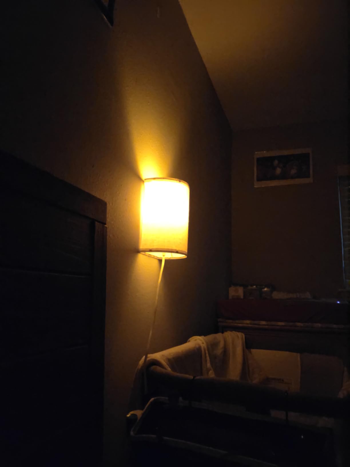 625nm Red Light Bulb for Sleep with Remote Control, 9W E26 A19 LED Blue Light Blocking Light Bulbs for Sleep Aid, Baby Nursery, Bedroom (4 Packs) customer photo 2