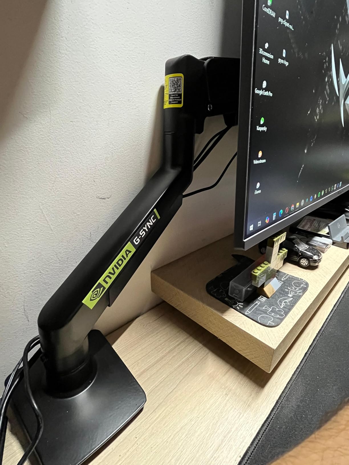 ErGear Single Monitor Arm, Fully Adjustable Monitor Mount for 13-34 Inch Screens, Fast Install Computer Monitor Stand with Tool-Free VESA Mount, Cable Management, Holds 19.8 lbs, Max VESA 100x100mm customer photo 1