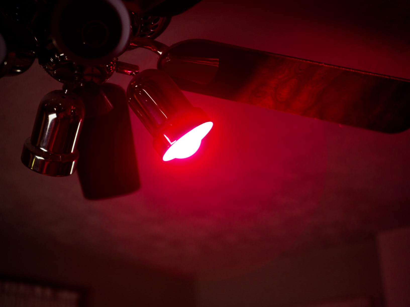 Red and Amber Sleep Bulb with Remote Control Choose 660nm Red Light or 1800K Amber Light, Timer Function, 10W Blue Light Blocking A19 Bulb, E26 Base, 2Pack customer photo 1