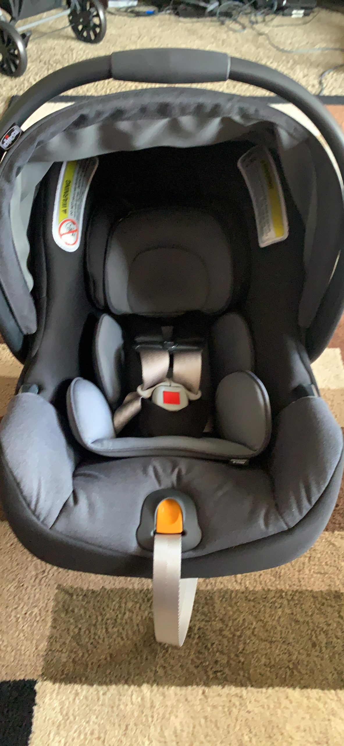 Chicco KeyFit 35 Infant Car Seat and Base, Rear-Facing Seat for Infants 4-35 lbs., Includes Infant Head and Body Support, Compatible with Chicco Strollers, Baby Travel Gear | Onyx/Black customer photo 1