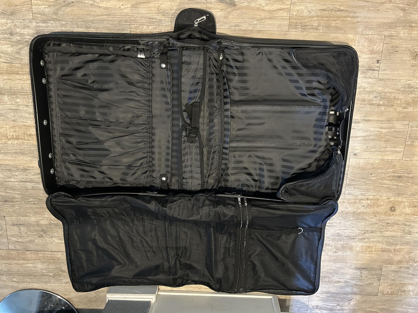 DELSEY PARIS Helium DLX - Rolling Garment Bag with Spinner Wheel - Lightweight Travel Garment Bag - SECURITECH Zip - Suit and Dresses Rolling Travel Bag - Checked Size, Black customer photo 2