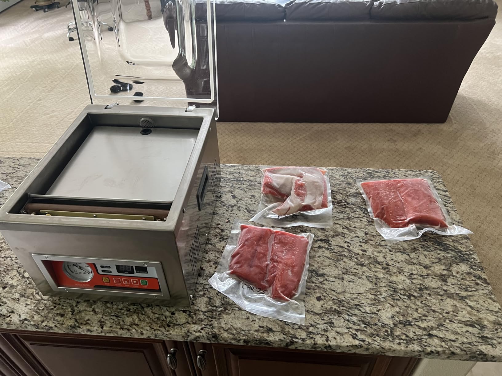 VEVOR Chamber Vacuum Sealer, 260W Sealing Power, Vacuum Packing Machine for Wet Foods, Meats, Marinades and More, Compact Size with 10.2 in Sealing Length, Applied in Home Kitchen and Commercial Use | Vacuum Packing Machine for Wet Foods, Meats, Marinades and More, Compact Size, Applied in Home Kitchen and Commercial Use customer photo 1
