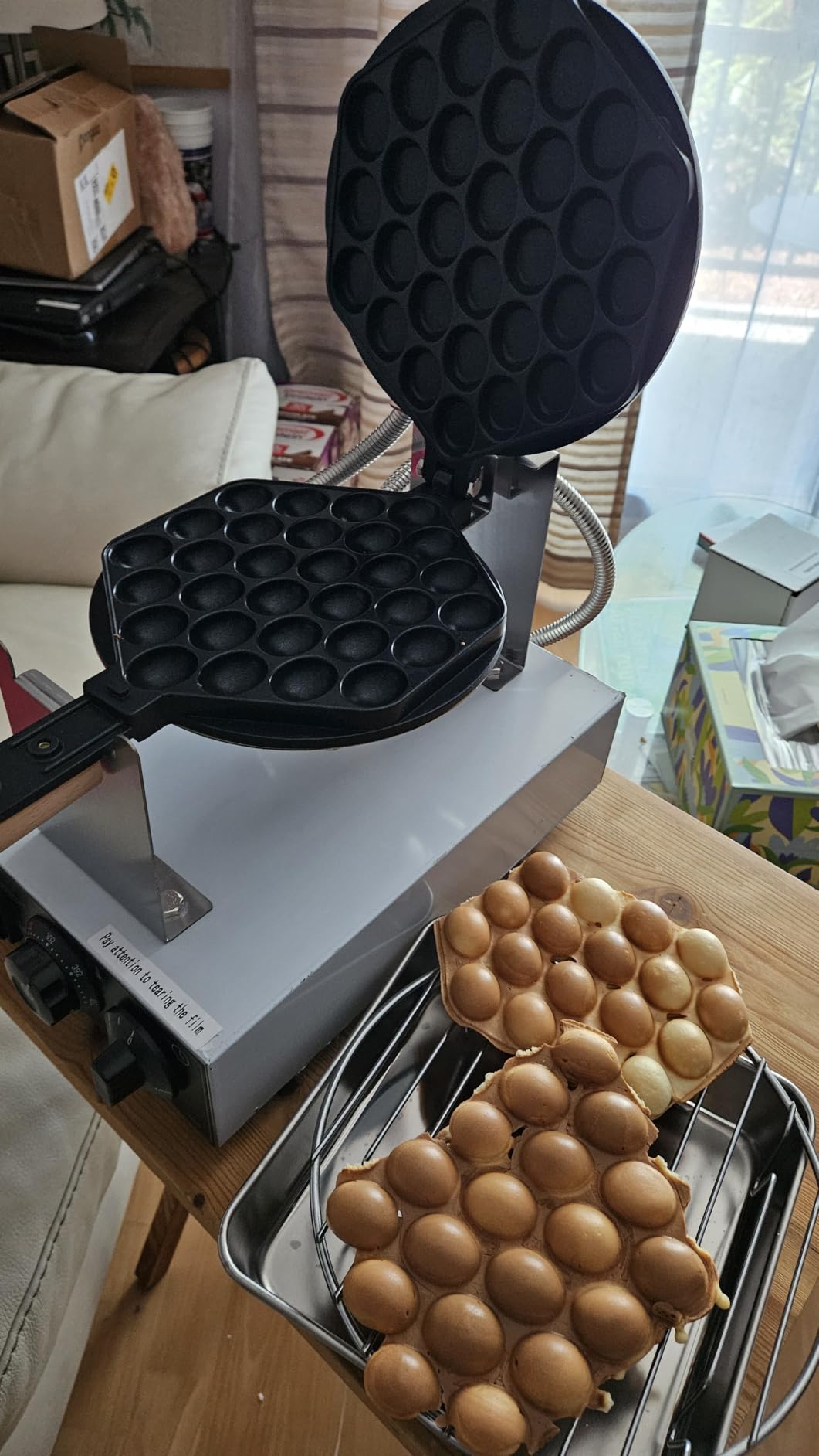 VEVOR Commercial Bubble Waffle Maker, 1400W Egg Bubble Puff Iron w/ 180° Rotatable 2 Pans & Wooden Handles, Stainless Steel Baker w/Non-Stick Teflon Coating, 50-250℃/122-482℉ Adjustable customer photo 1