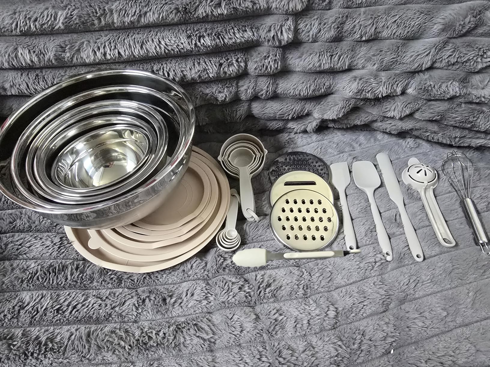 Mixing Bowls with Airtight Lids Set, 26PCS Stainless Steel Khaki Bowls with Grater Attachments, Non-Slip Bottoms & Kitchen Gadgets Set customer photo 2