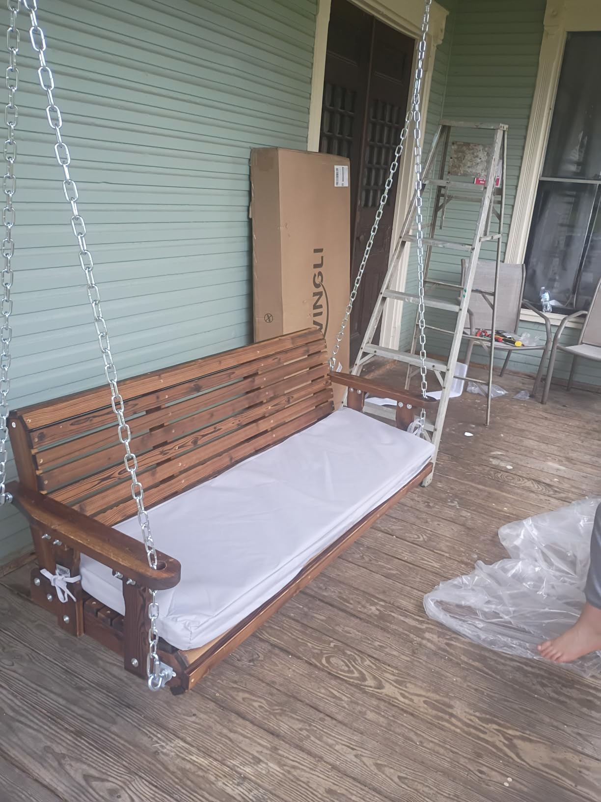 VINGLI Heavy Duty 880 LBS Patio Wooden Porch Swing Outdoor with Extra Cushion, Farmhouse Hanging Bench Tree Swing with Adjustable Chains for Yard | Garden | Lawn | Balcony (5 FT, Rustic) customer photo 1