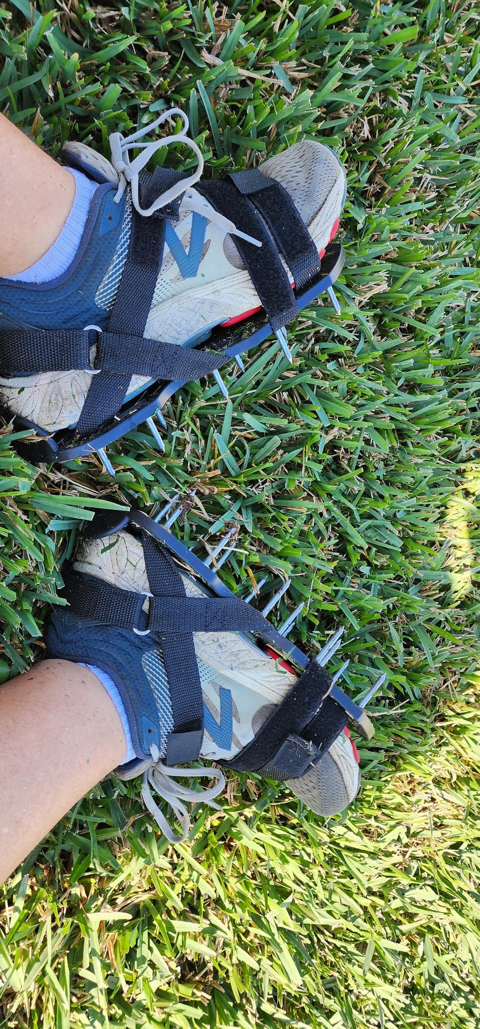 Lawn Aerator Shoes Pre-Assembled, Heavy Duty Lawn Spike Shoes with Adjustable Straps, Soil Aerating Tool for Yard Patio Garden with Cleaning Shovel Black customer photo 1