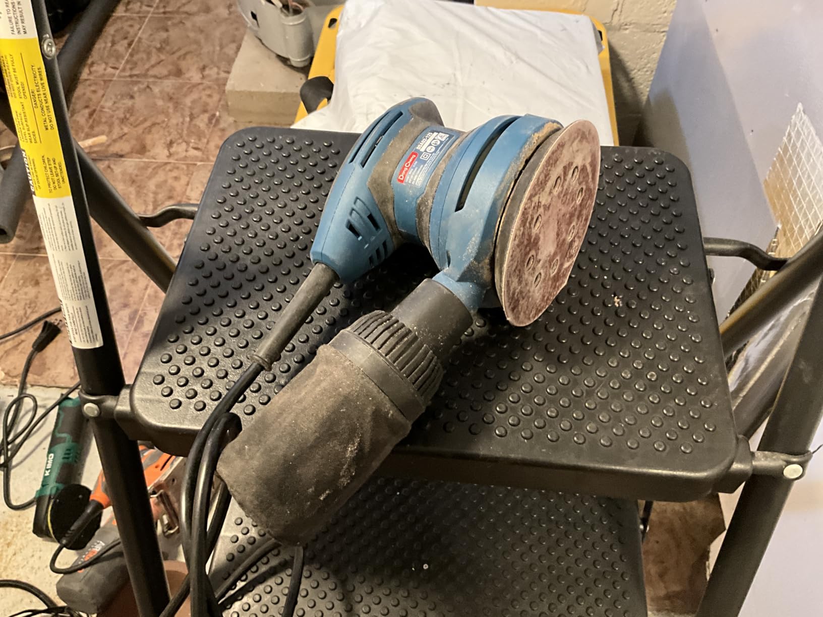 Dong Cheng 5-Inch Random Orbital Sander 3.2A 12800OPM Electric Palm Sander, 6 Variable Speeds, with 20pcs Sandpaper & Detachable Dust Bag customer photo 1