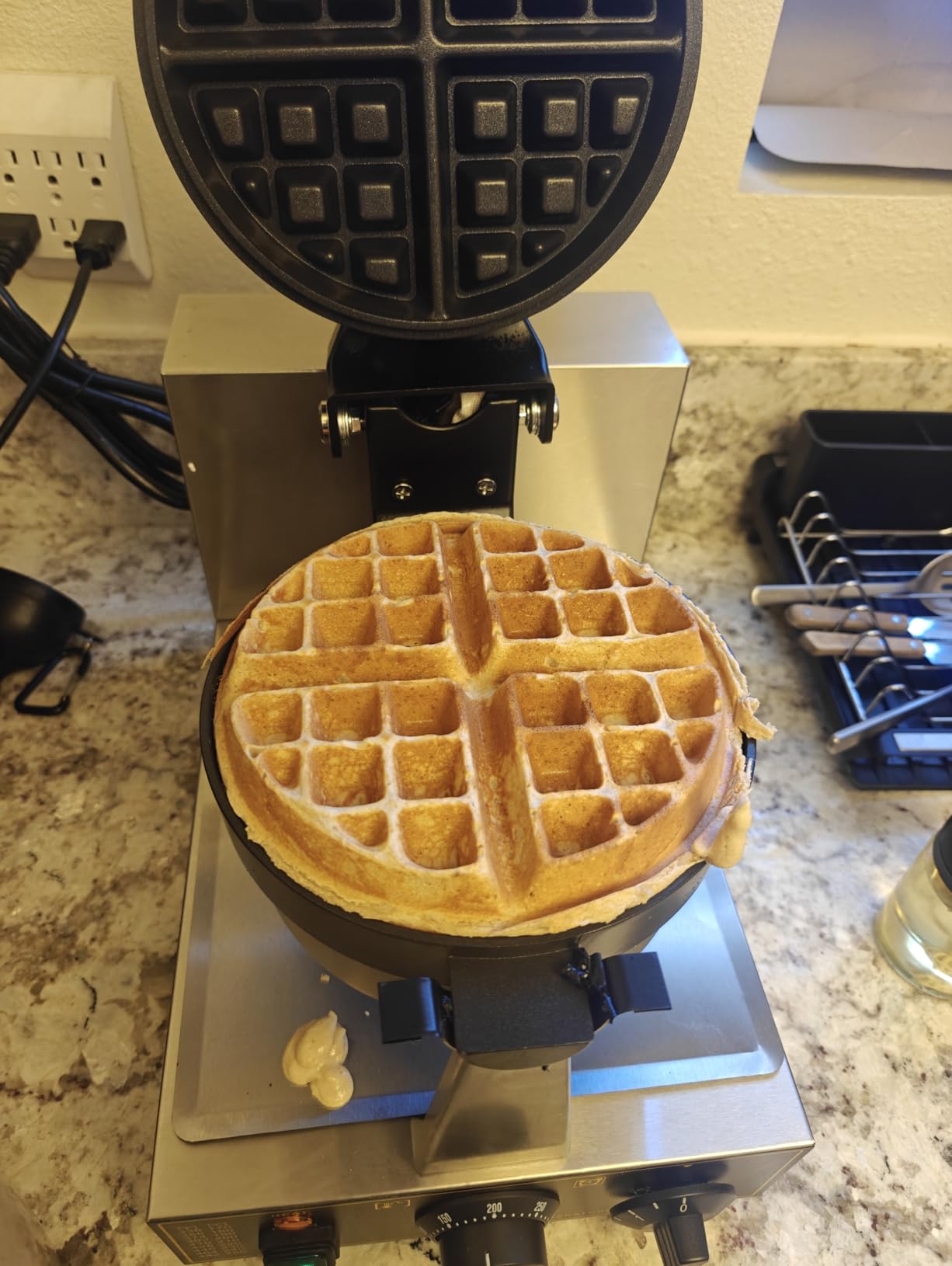 Commercial Waffle Maker, Professional Belgian Waffle Maker Round Waffle Iron Non-Stick 180° rotary Waffle Iron Machine With Temp and Time Control, for Restaurant Bakeries Kitchen Home 110V 1300W customer photo 1