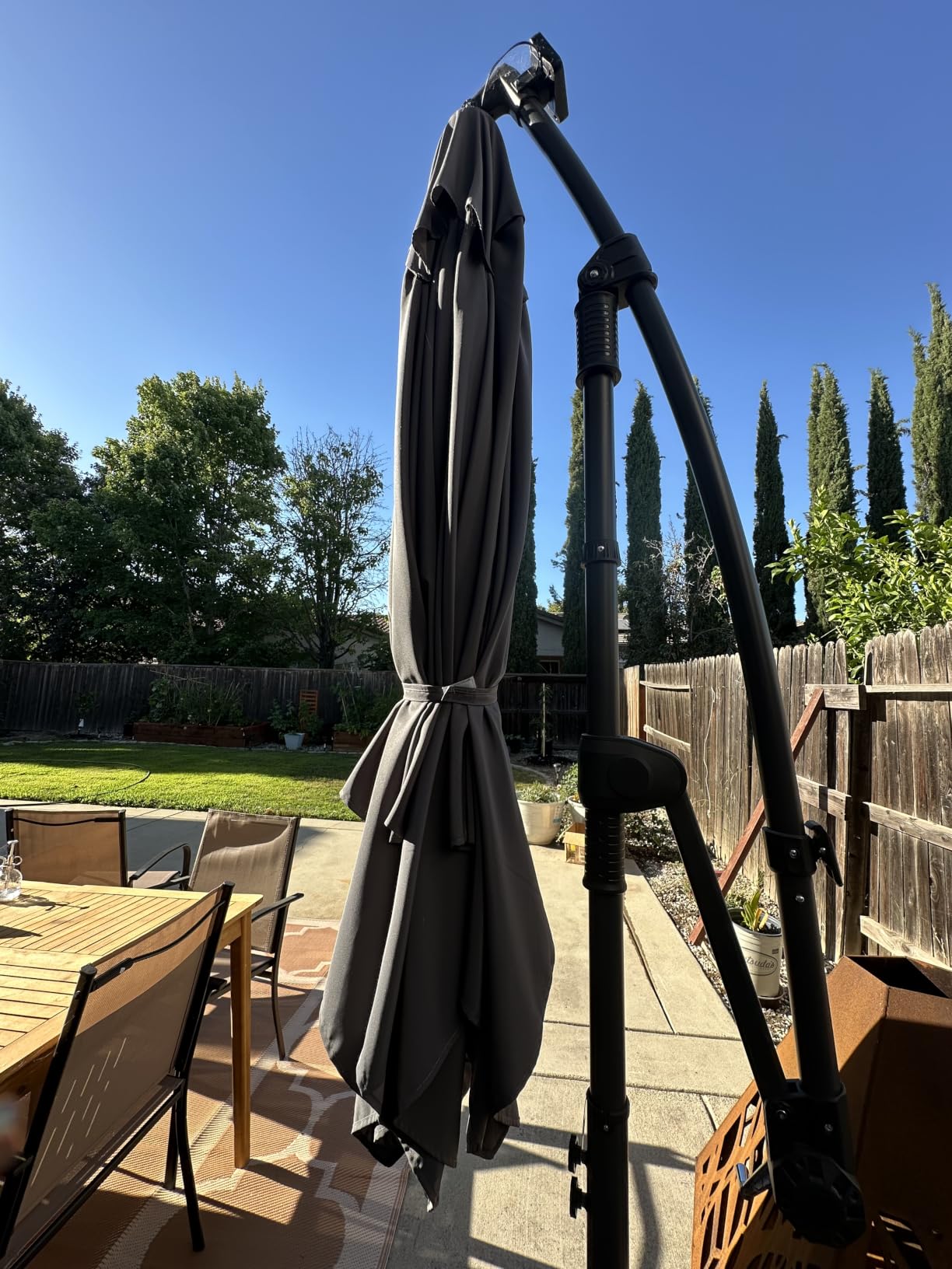 Tangkula 10ft Solar Patio Umbrella with Base Included, Offset Cantilever Outdoor Umbrella with 32 LED Lights, 360 Degree Rotation, Crank Handle for Pool Deck Garden Backyard (Tan) customer photo 1