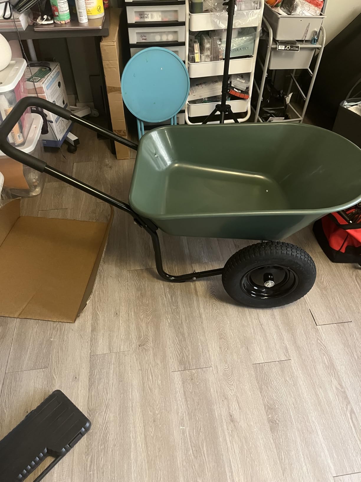 Amazon Basics Garden Wheelbarrow, Heavy Duty, 330 Pounds Capacity, 3.7 Cubic Feet customer photo 1