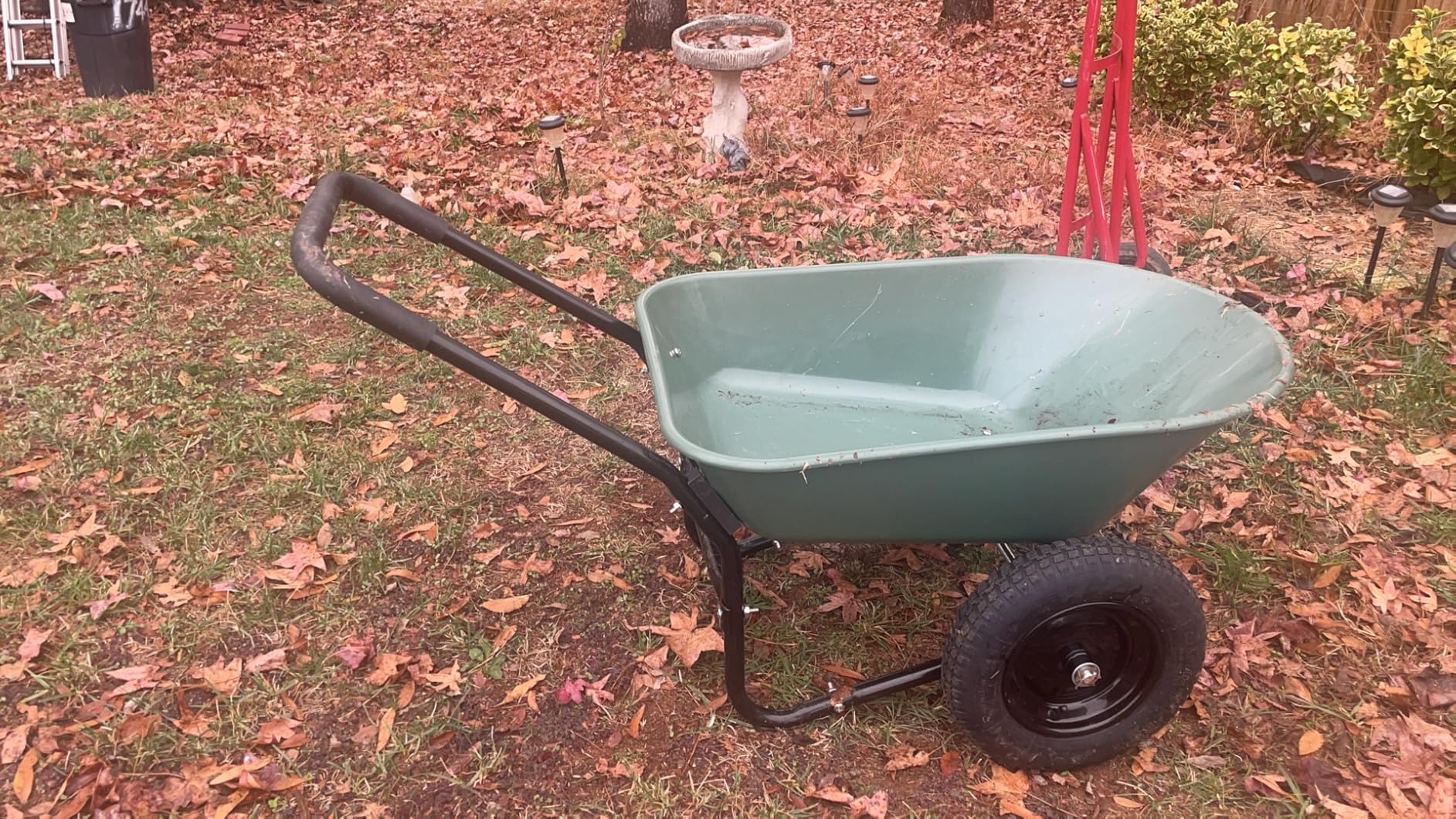Amazon Basics Garden Wheelbarrow, Heavy Duty, 330 Pounds Capacity, 3.7 Cubic Feet customer photo 2