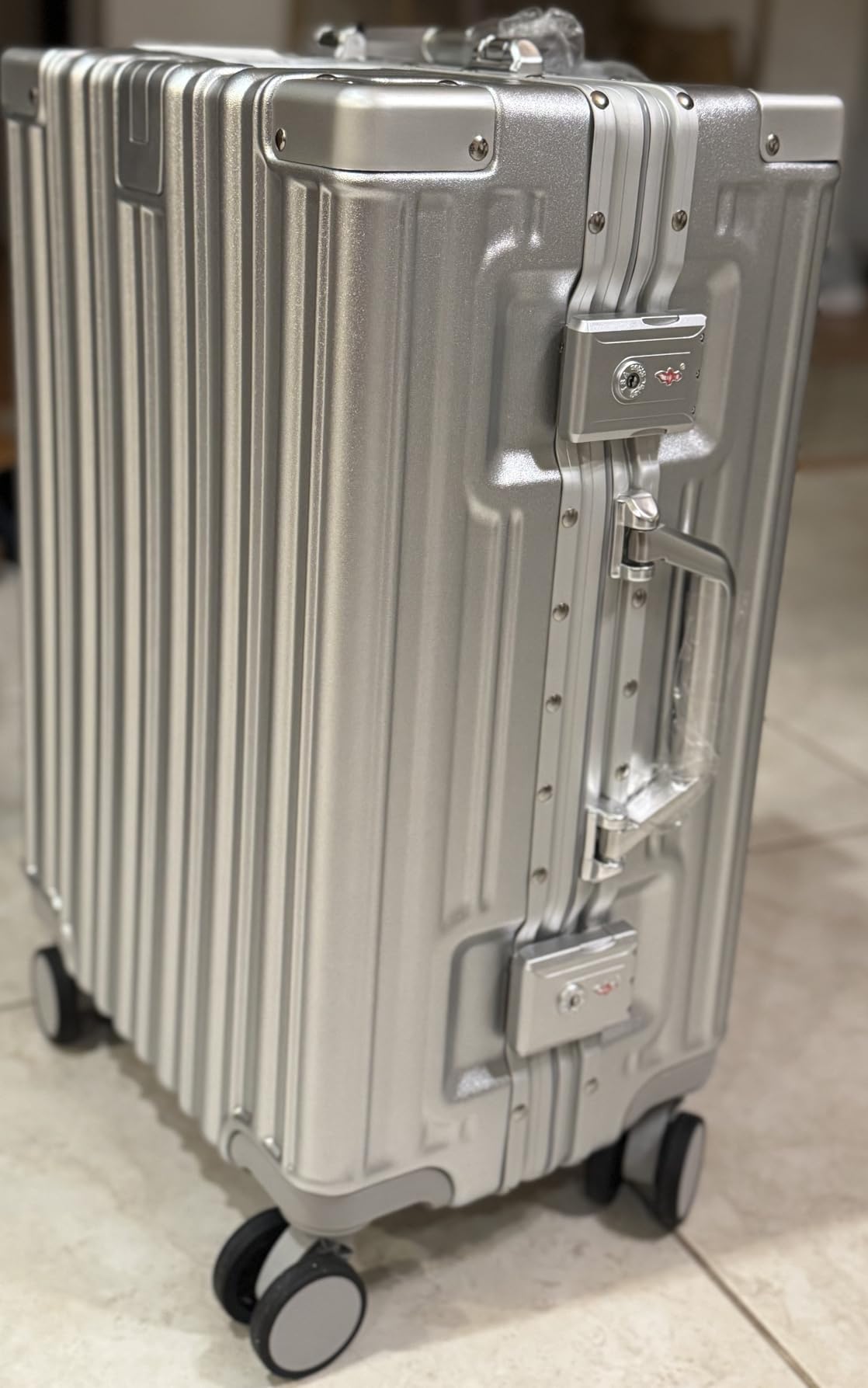 HotWay 26 Inch Aluminum Frame Luggage with Spinner Wheels, PC Hard Shell Suitcase with Cup Holder, Zipperless Luggage for Business Travel, Silver customer photo 1
