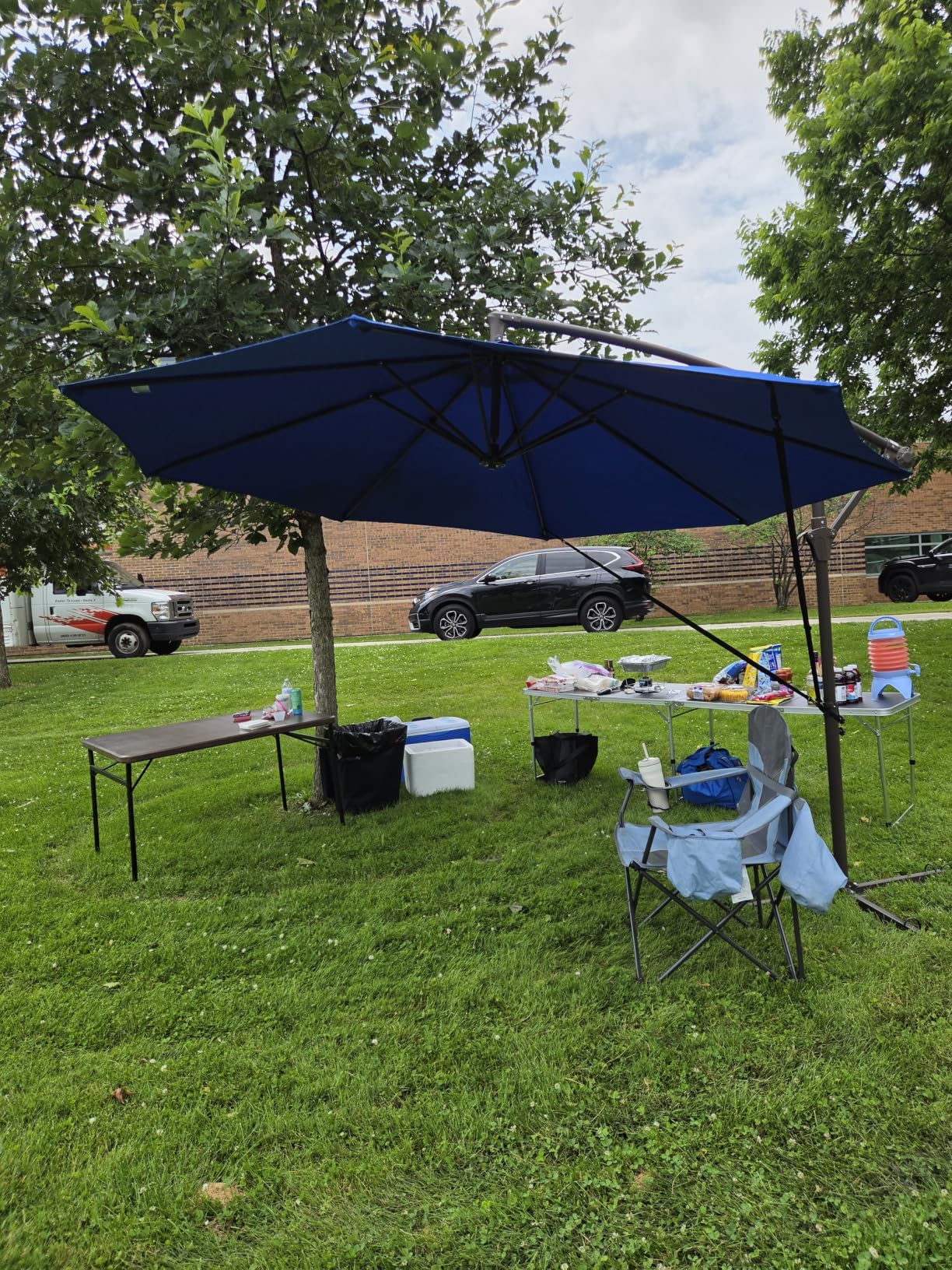 NEWBULIG 10FT Patio Umbrella, Offset Cantilever Outdoor Patio Table Umbrella, UV Protection, Fade Resistant Fabric, Easy Tilt Adjustment for Pool, Deck, Garden, Backyard, Gray customer photo 1