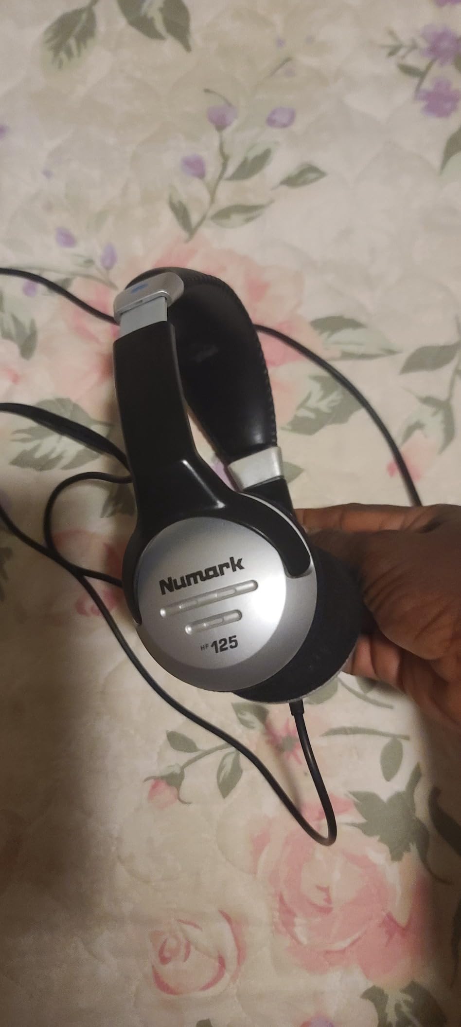 Numark HF125 Closed-Back DJ Headphones | 40mm Drivers, Comfortable Ear Pads, 3m Cable, Closed-Back Design, for Monitoring, Mixing and Audio Playback customer photo 1