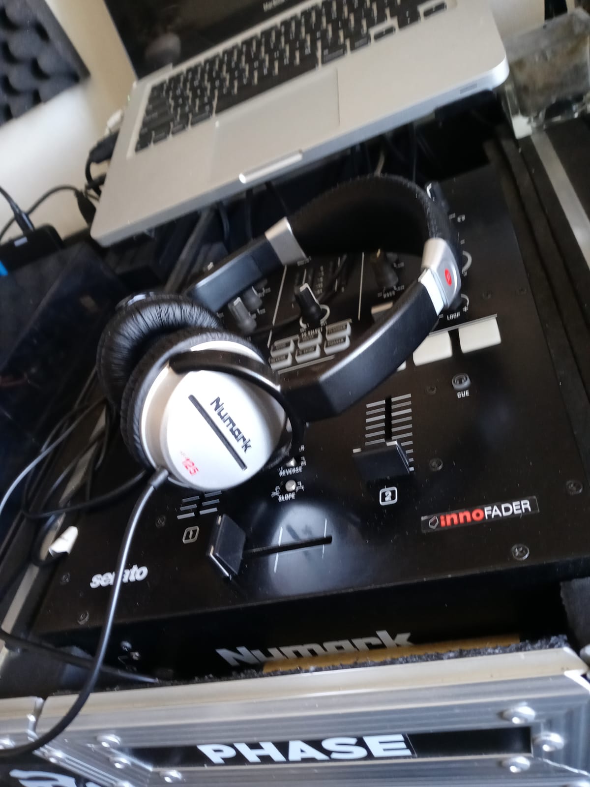 Numark HF125 Closed-Back DJ Headphones | 40mm Drivers, Comfortable Ear Pads, 3m Cable, Closed-Back Design, for Monitoring, Mixing and Audio Playback customer photo 2