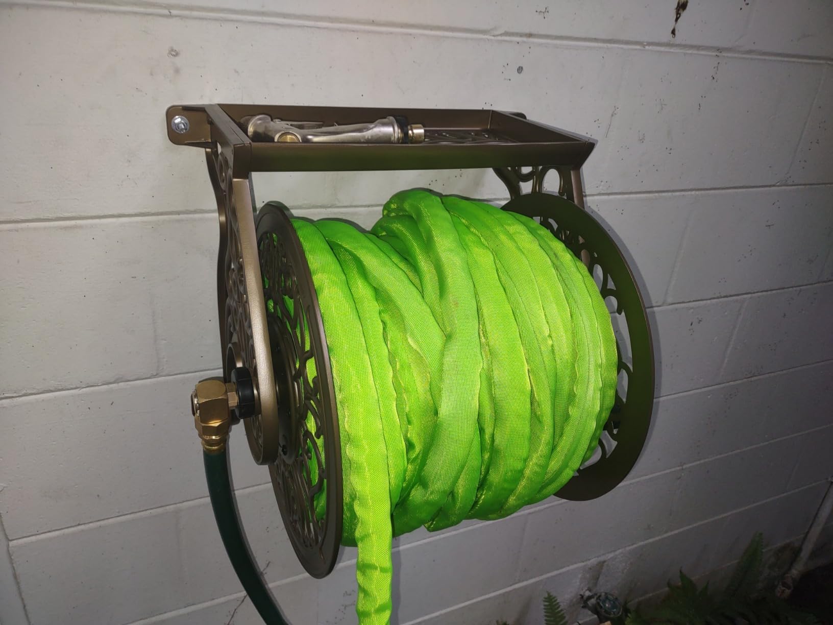 Liberty GARDEN 704 Decorative Cast Aluminum Wall Mount Garden Hose Reel, Holds 125-Feet of 5/8-Inch Hose - Bronze customer photo 2