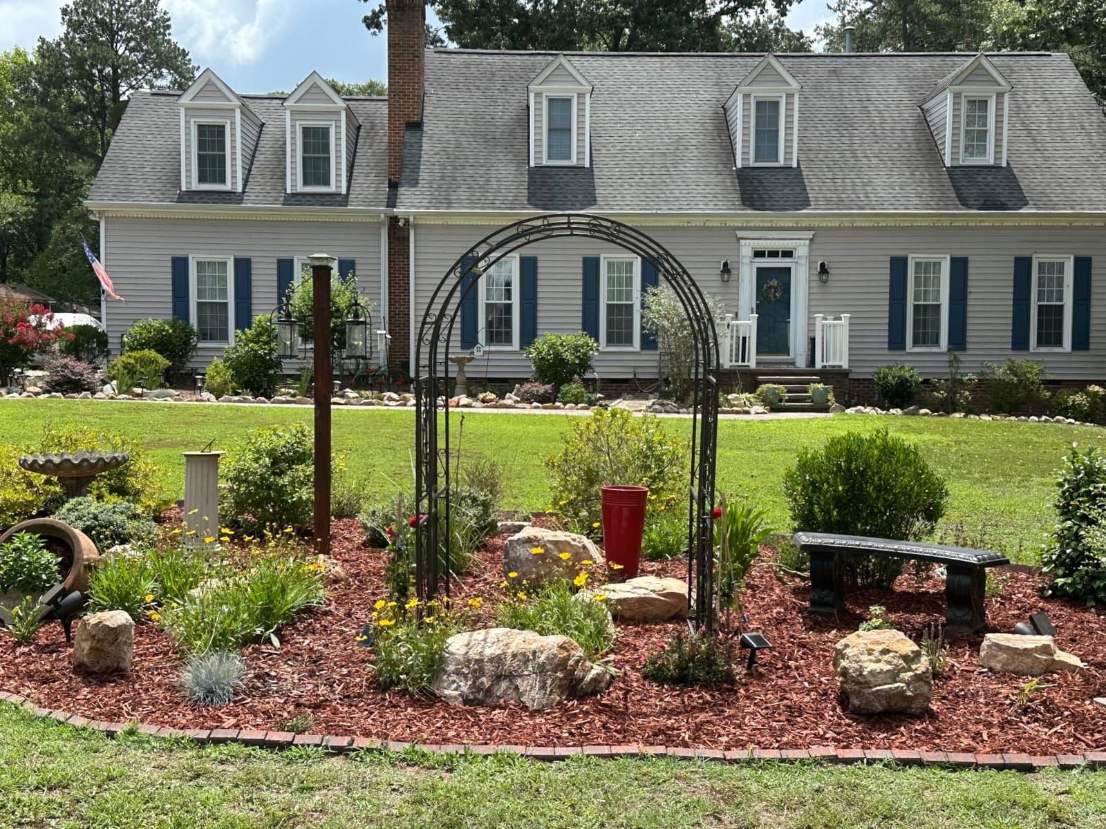 Plow & Hearth Arch Metal Outdoor Garden Arbor | Montebello | 7 Feet Tall | Steel Iron Trellis Lattice for Climbing Plants & Heavy Vines | Wedding Outdoor Patio Décor customer photo 1