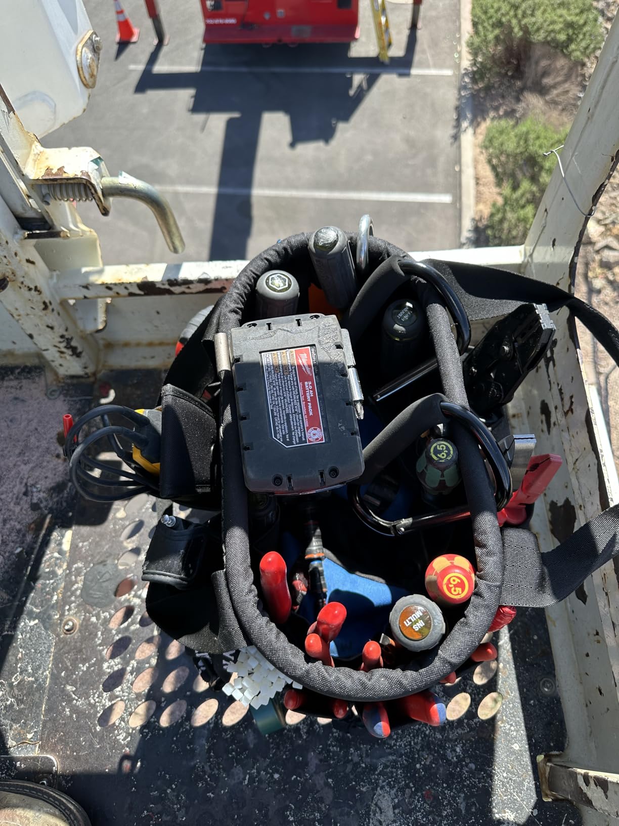 Klein Tools 5144BHB14OS Hard-Body Bucket, Aerial Oval Tool Bucket with Drain Holes, 29 Pockets customer photo 1