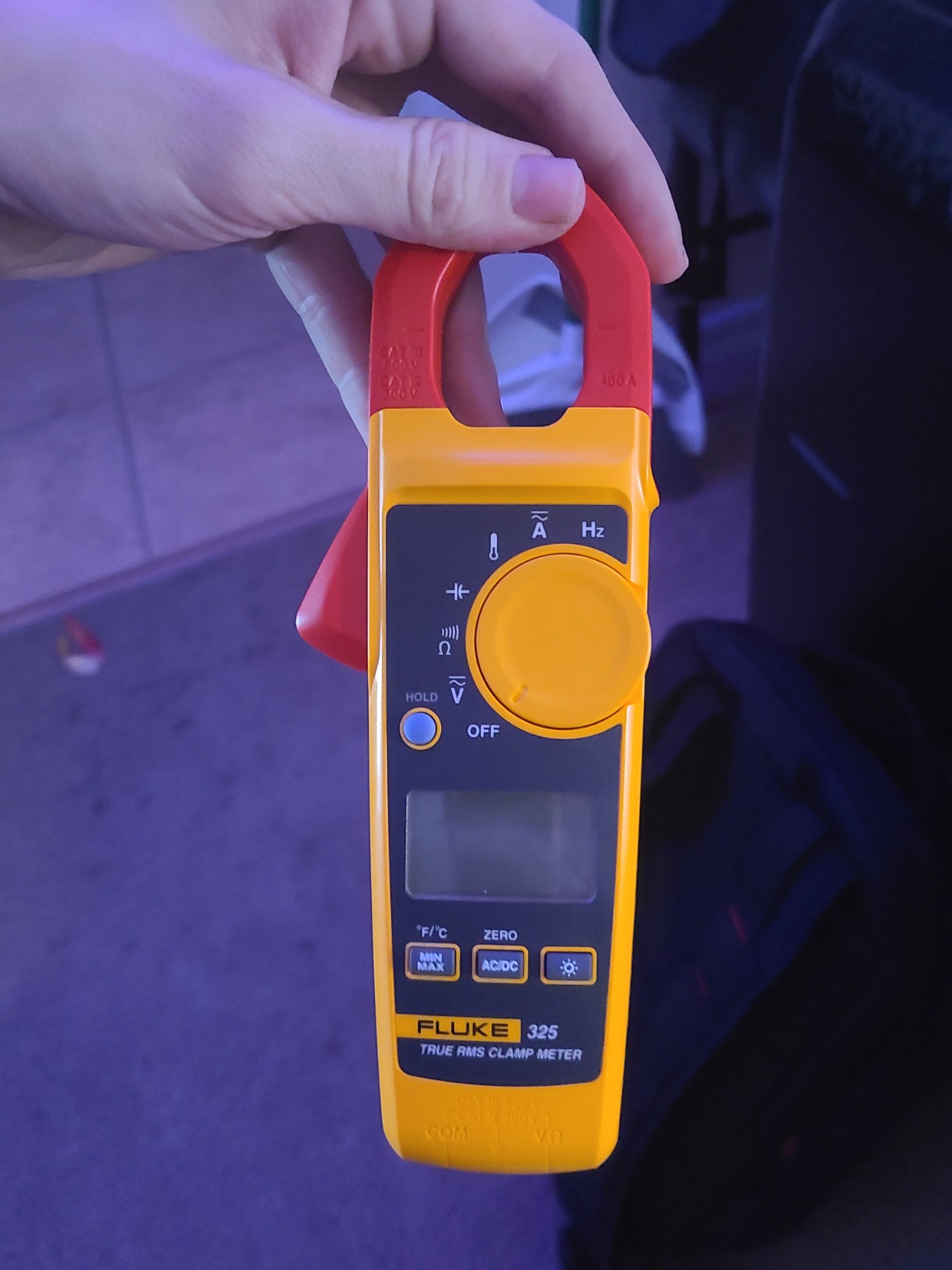 Fluke 325 True-RMS Clamp Meter with Frequency, Temperature & Capacitance Measurements customer photo 1