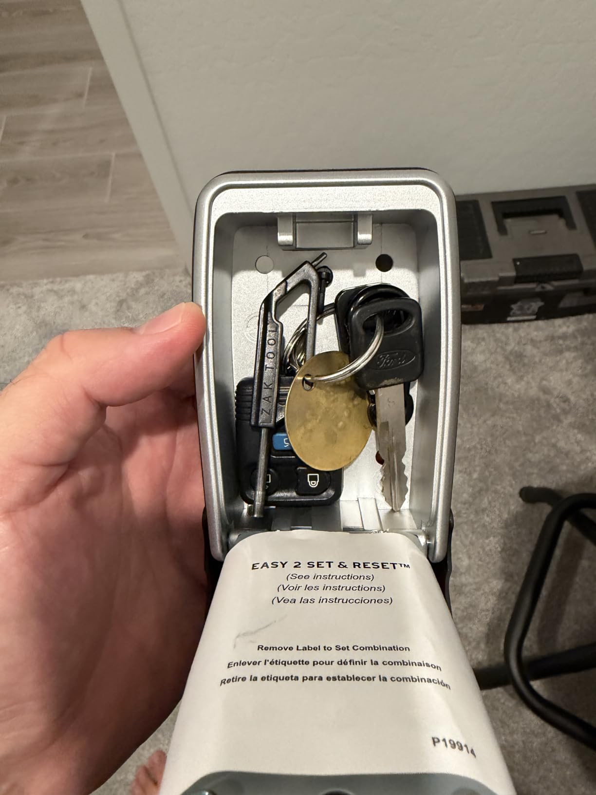 Master Lock Wall Mount Key Lock Box with Push Button 5423EC, Outdoor Safe Combination Lock, 5 Key Capacity customer photo 1
