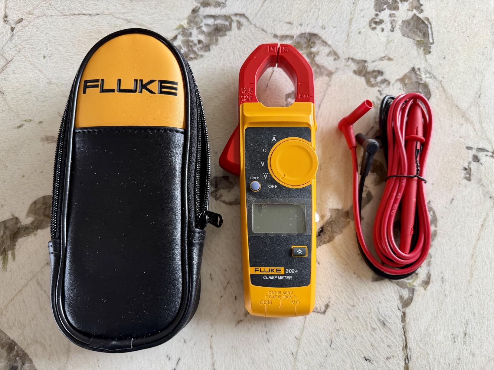 Fluke 302+ Digital Clamp Meter, 30mm Jaw, Measures AC Current to 400A, Measures AC/DC Voltage to 600V, Includes 2 Year Warranty customer photo 1
