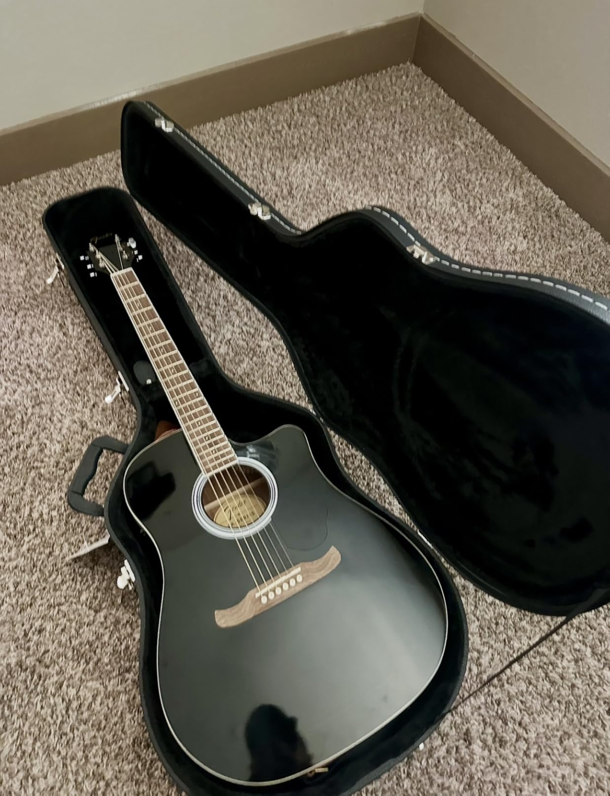 Fender Flat-Top Dreadnought Hard Shell Acoustic Guitar Case, Padded, Black customer photo 1