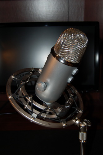 Logitech Creators Blue Yeti USB Microphone for PC, Mac, Gaming, Recording, Streaming, Podcasting, Studio and Computer Condenser Mic with Blue VO!CE effects, 4 Pickup Patterns, Plug and Play - Blackout customer photo 2