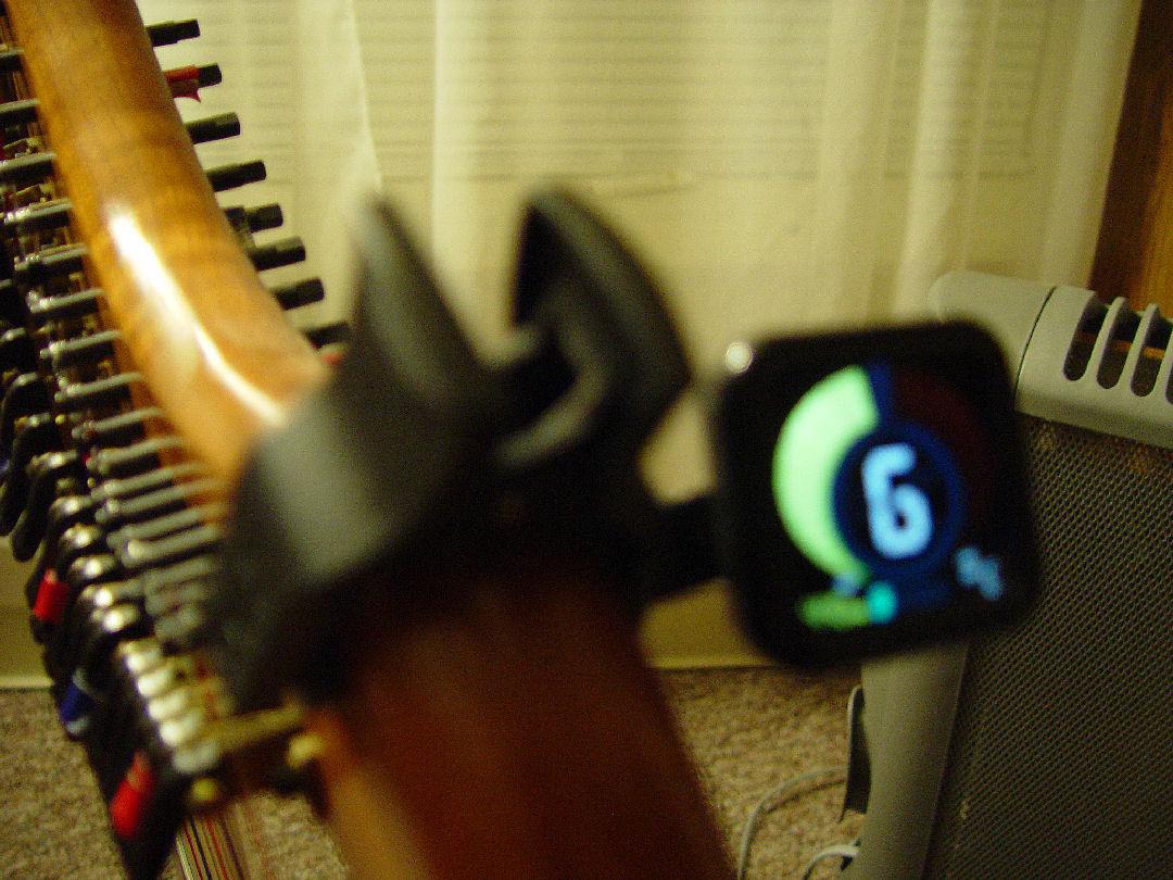 KLIQ UberTuner Clip On Guitar Tuner - Black | Fast & Accurate Chromatic Tuner for Acoustic & Electric Guitar, Bass, Ukulele, Violin, Banjo & all other instruments customer photo 2