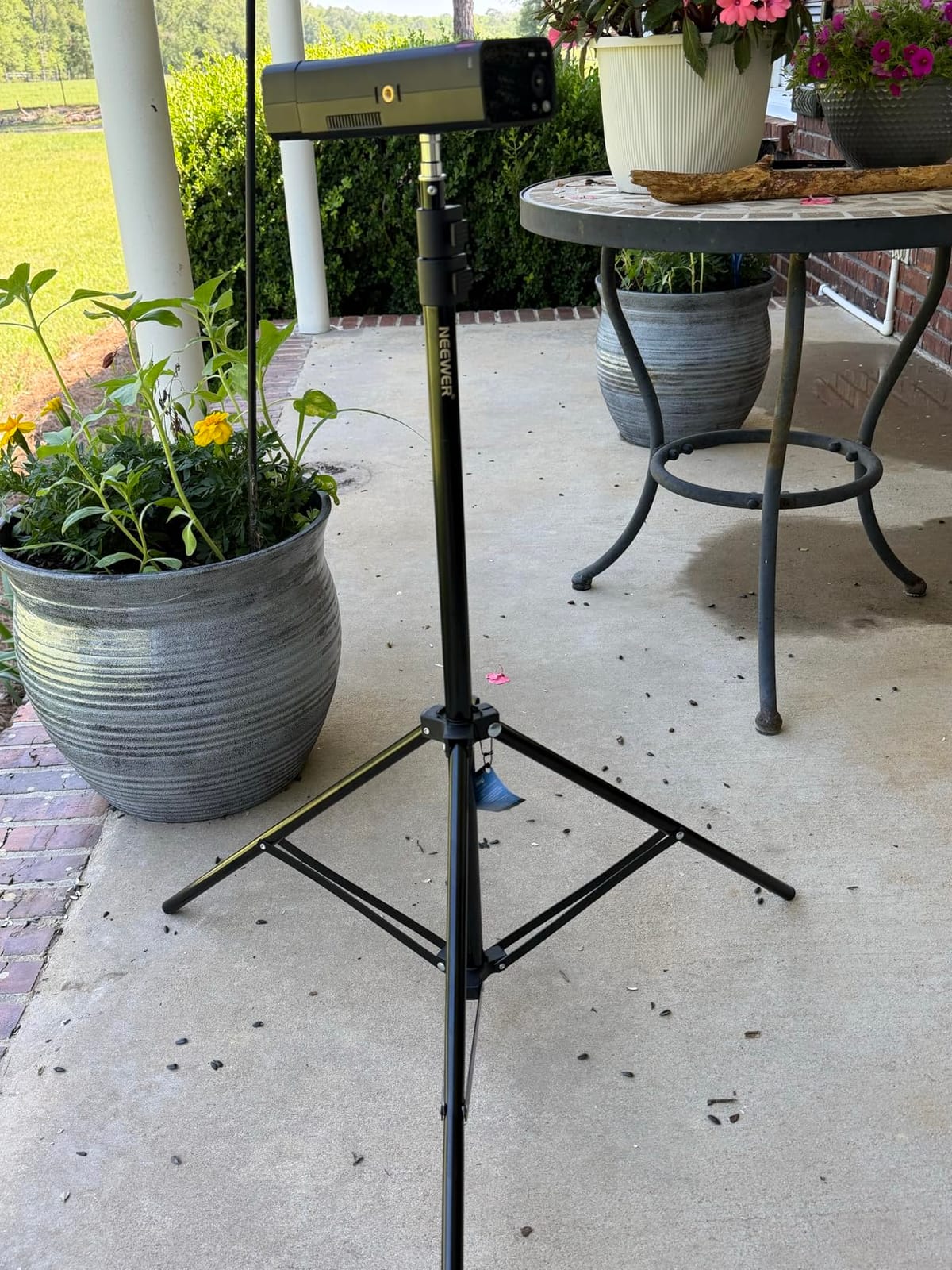 NEEWER Photography Light Stand, 7 Feet / 210cm Aluminum Alloy (2 Pieces) | Photo Studio Tripod Stands, for Video, Portrait, Photography Lighting, for Reflectors, Soft Boxes, Umbrellas, Backgrounds customer photo 2