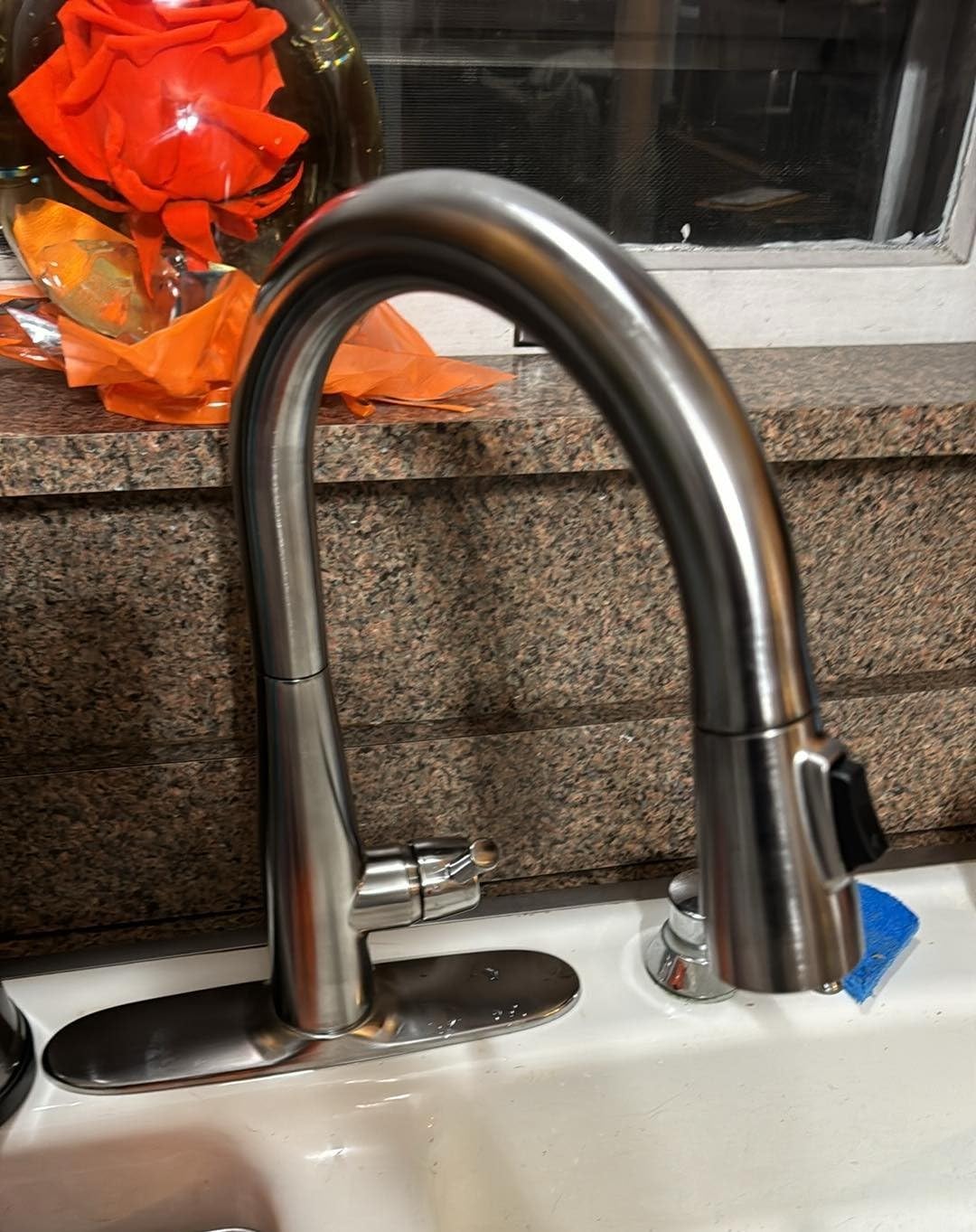 Delta Essa Brushed Nickel Kitchen Faucet with Pull Down Sprayer, Modern Single Hole Kitchen Sink Faucet, Single Handle, Arctic Stainless 9113-AR-DST customer photo 1
