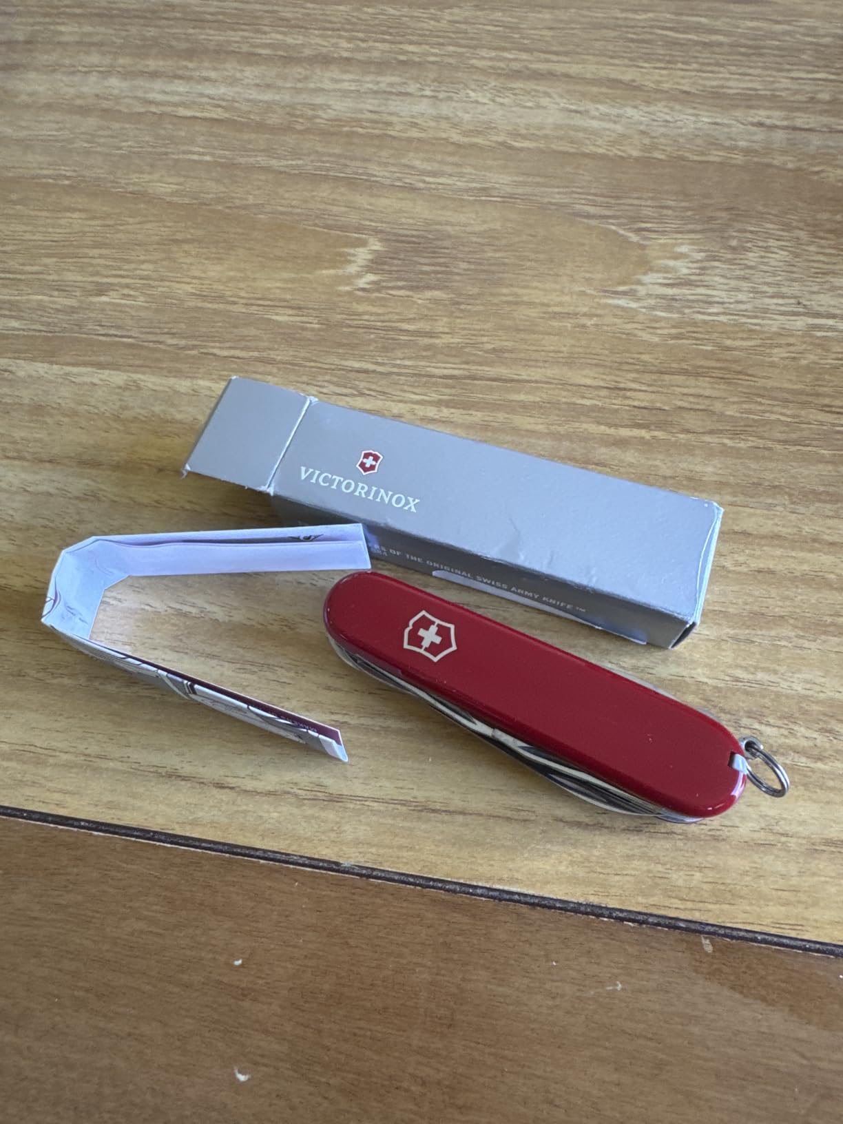 Victorinox Huntsman Swiss Army Knife, 15 Functions, Swiss Made Pocket Knife with Large Blade, Screwdriver, Scissors and Wood Saw - Red customer photo 1