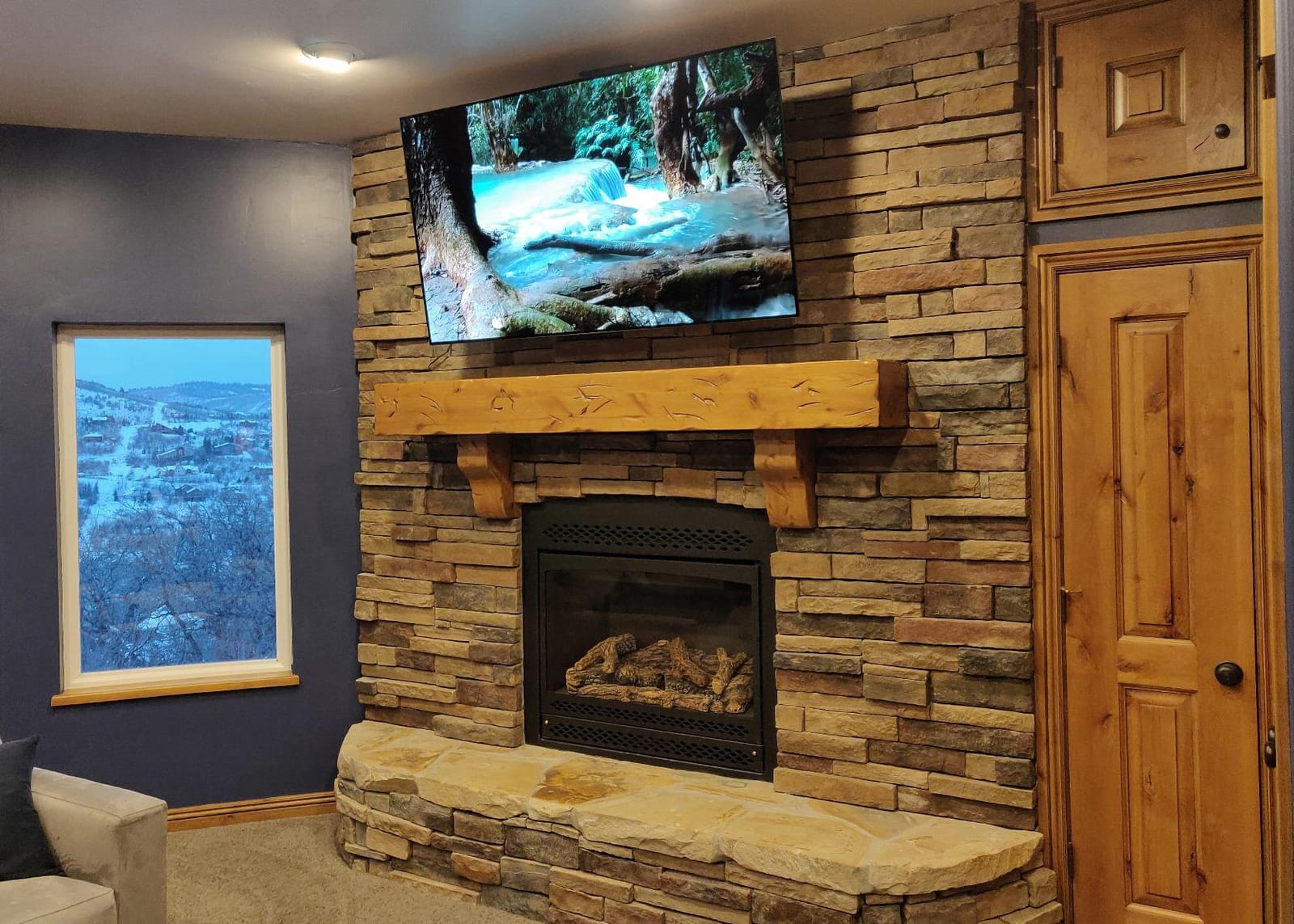 Mount-It! TV Ceiling Mount Bracket, Full Motion 360° Rotation, Fits 32-75 Inch Screens up to 110 lbs, VESA 200x200 to 600x400, Height Adjustable 22-36 Inches, Flat or Vaulted Ceilings, Black (MI-509B) customer photo 1