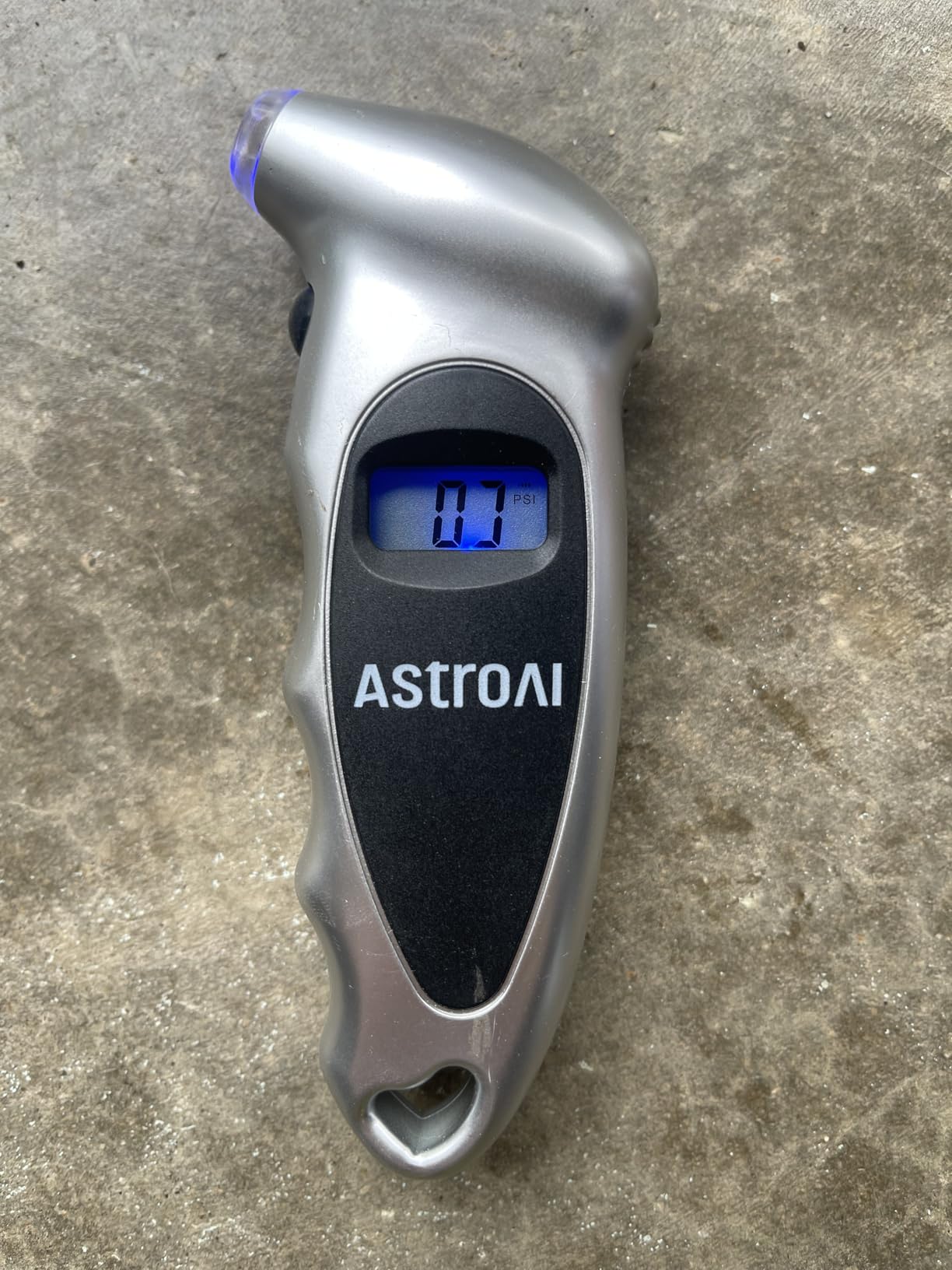 AstroAI Digital Tire Pressure Gauge 150PSI, ±1PSI Accuracy for Car Truck | Industrial Tire Gauge Calibrated to ANSI B40.7 with 4 Settings for Motorcycle Bikes, Silver customer photo 2