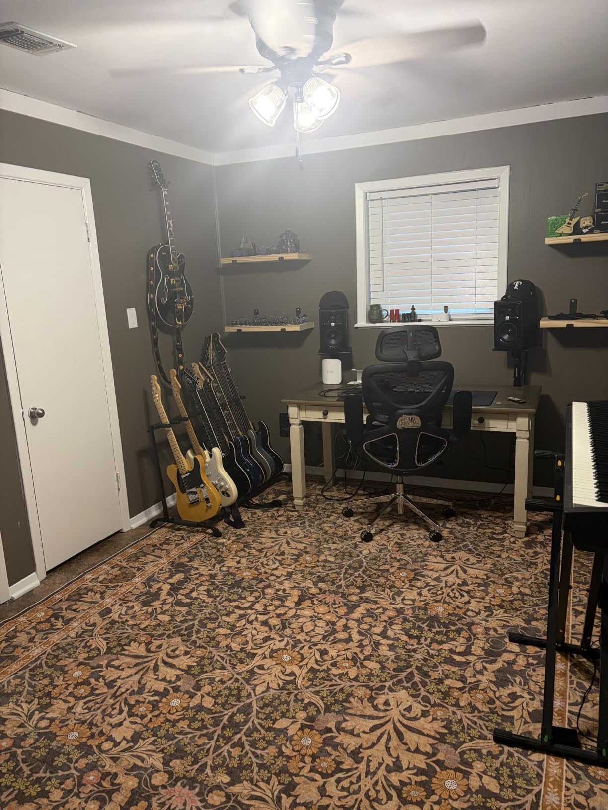 Gator Rok-It Multi Guitar Stand Rack with Folding Design, Holds up to 5 Electric or Acoustic Guitars (RI-GTR-RACK5) customer photo 1