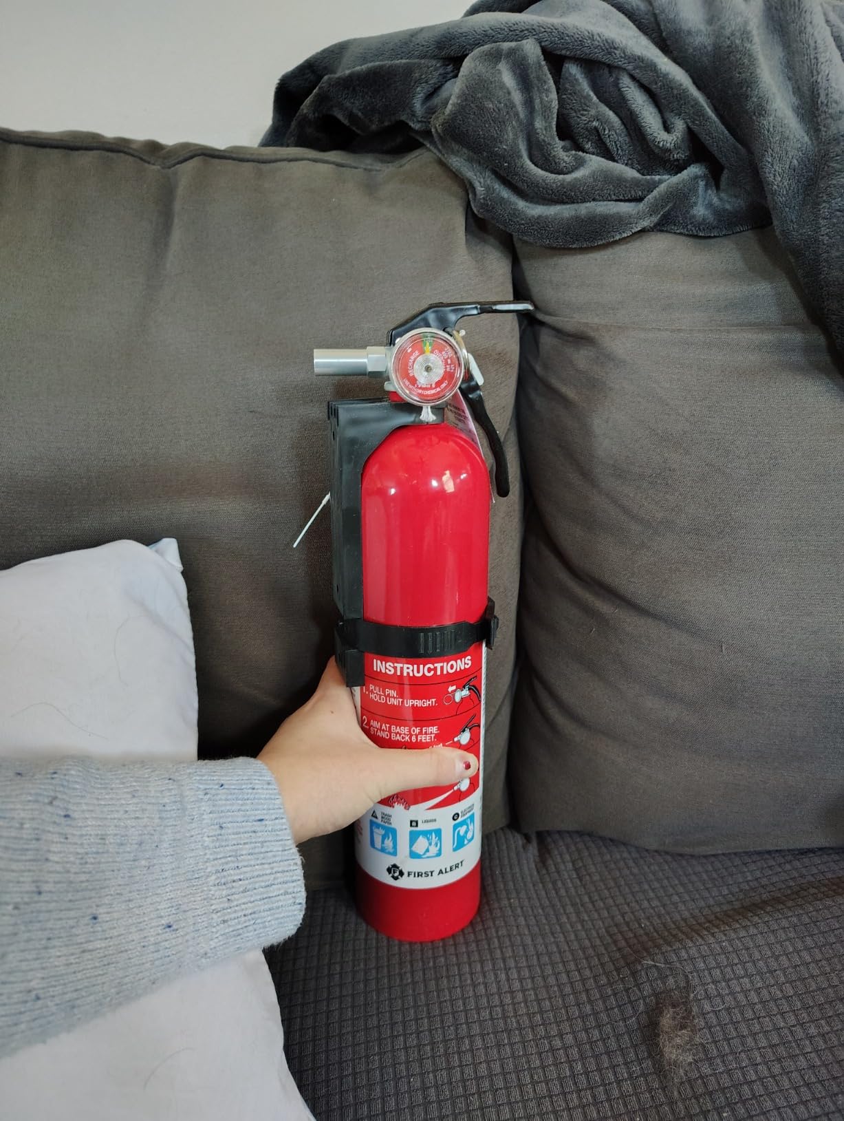 First Alert Fire Extinguisher, Standard Home Use | HOME1, UL RATED 1-A:10-B:C, Red 1-Pack customer photo 1