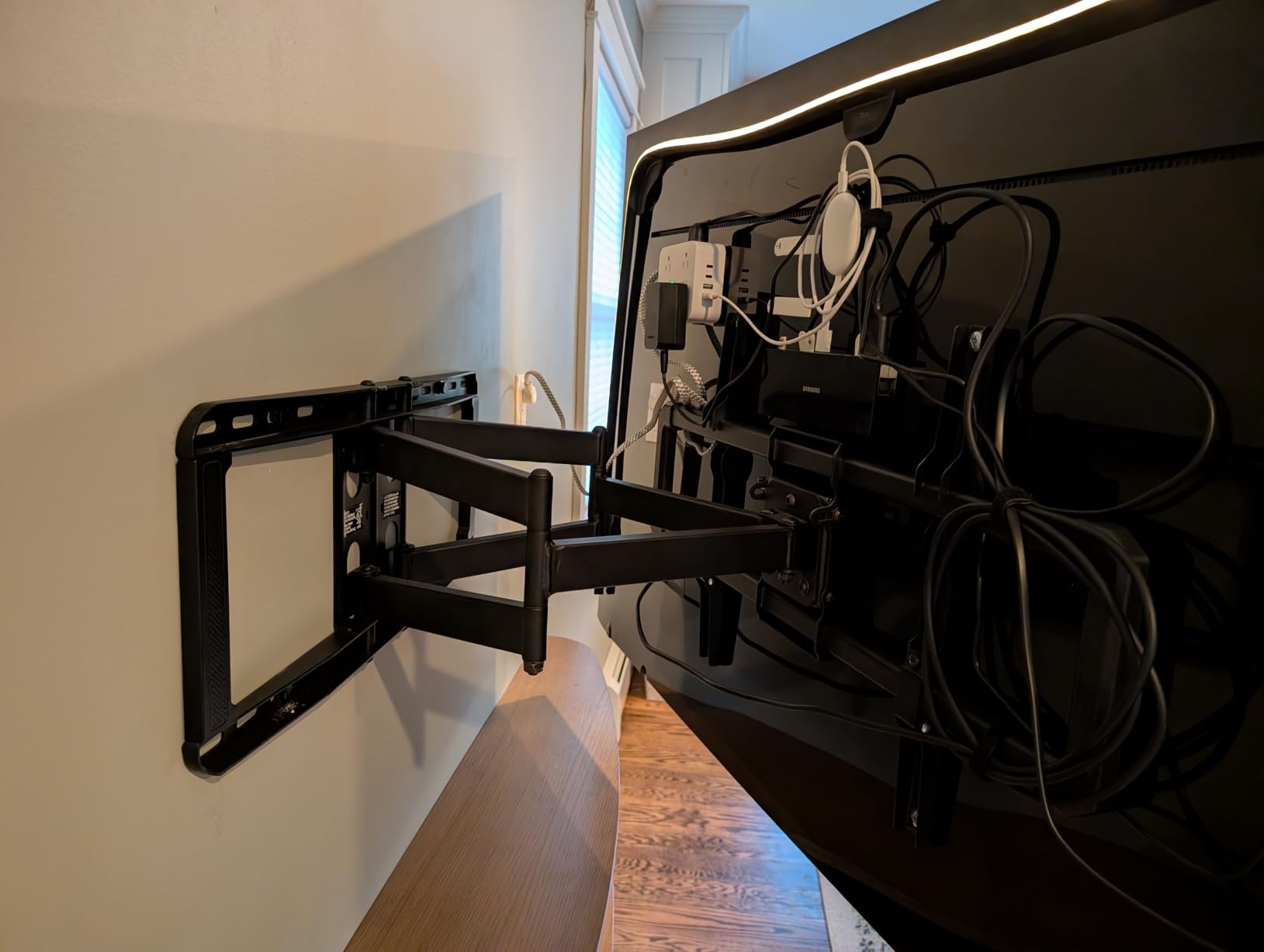 ECHOGEAR MaxMotion TV Wall Mount for 42-90” TVs up to 125lbs- UL Listed customer photo 1
