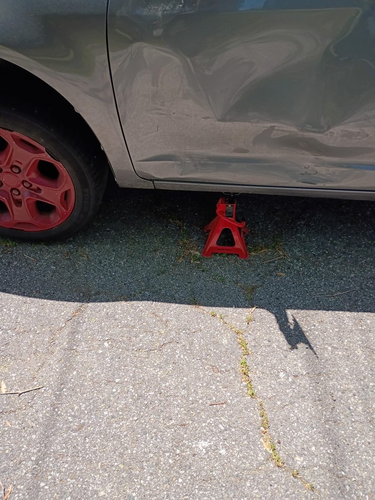 Amazon Basics Steel Jack Auto Stands, 3 Ton (2.7 metric Ton) Capacity, Easy to Use, Adjustable Height, 6,000 lb, 1 Pair, Black and Red (For Sedans and Urban SUVs) customer photo 2