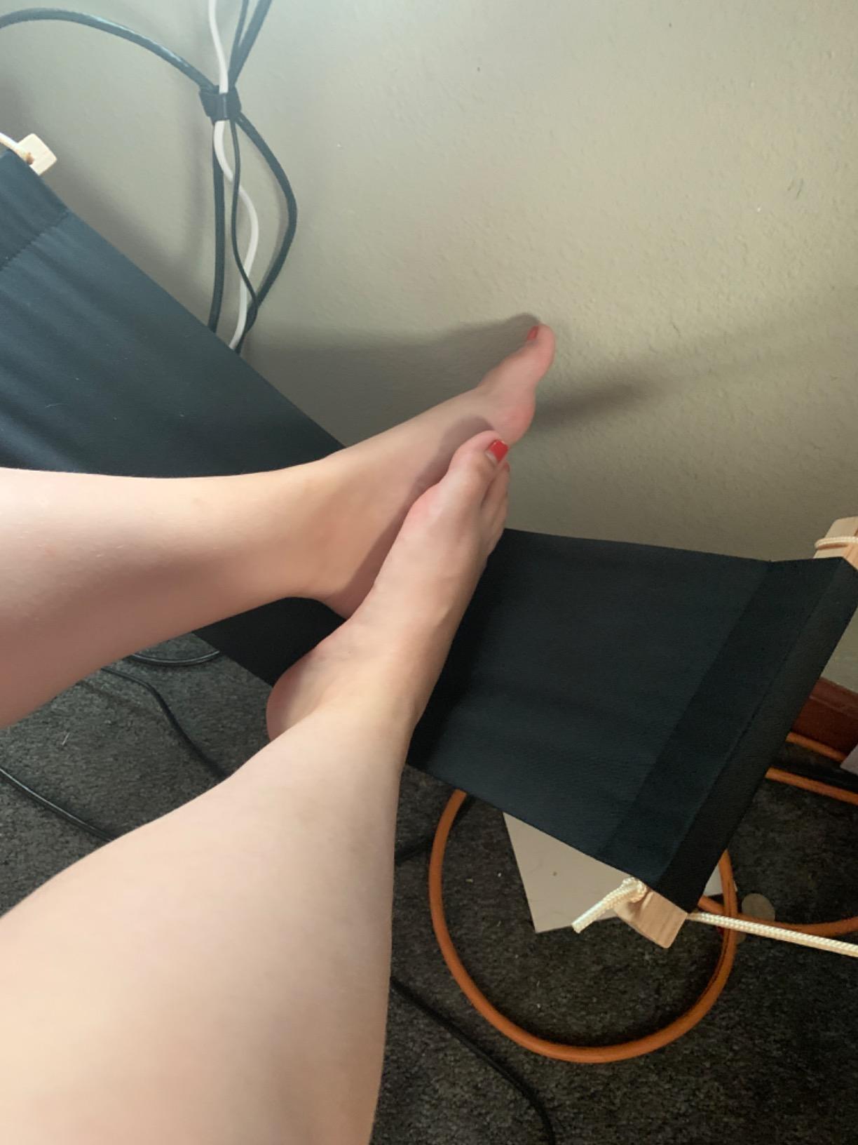 Auoinge Foot Hammock Under Desk FootRest, Adjustable Office Foot Rest Under Desk, Portable Desk Foot Hammock with Headphone Holder customer photo 2