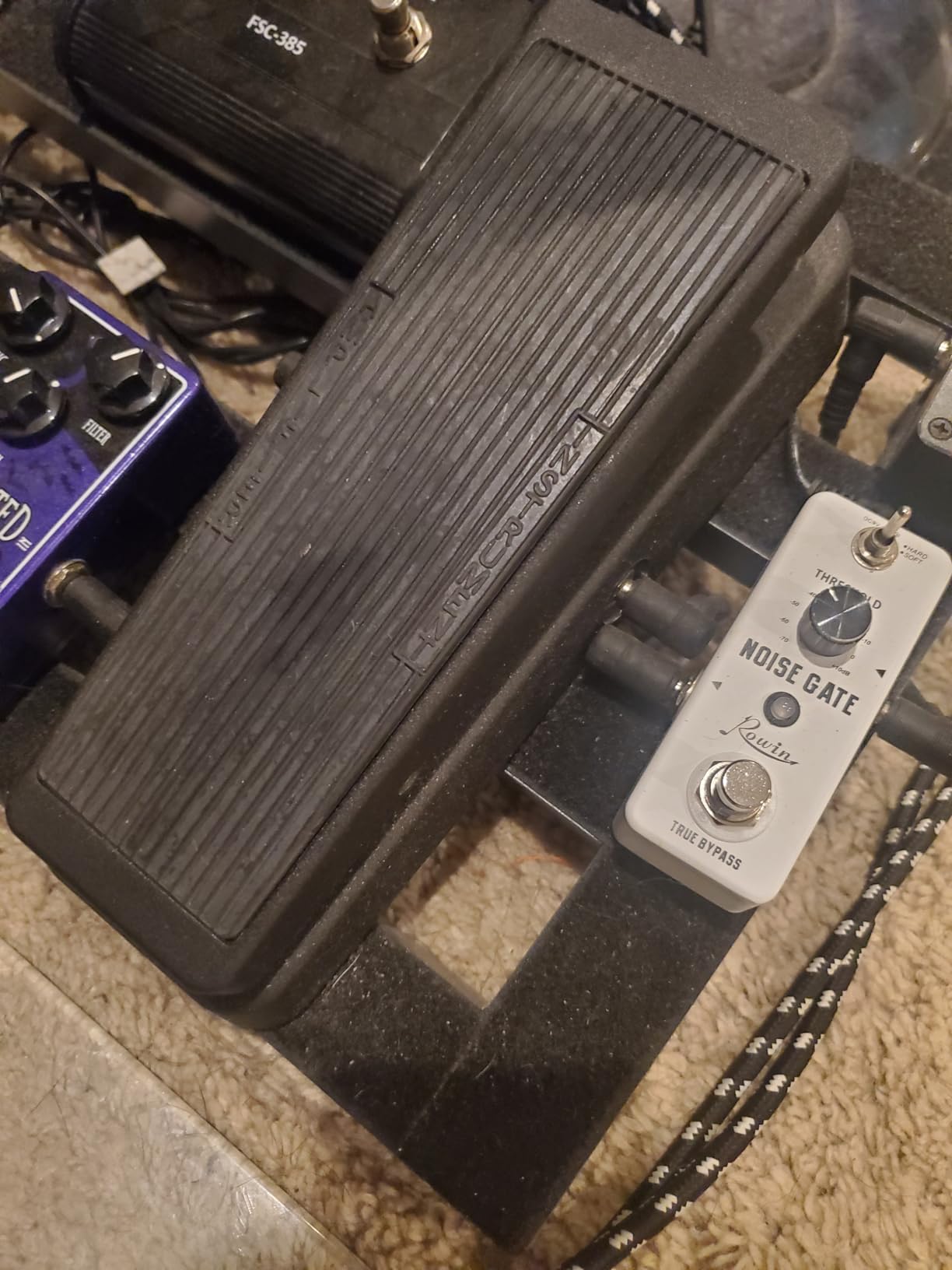 Dunlop Crybaby GCB-95 Classic Wah Pedal Bundle with 2 Patch Cables and 6 Assorted Dunlop Picks customer photo 1