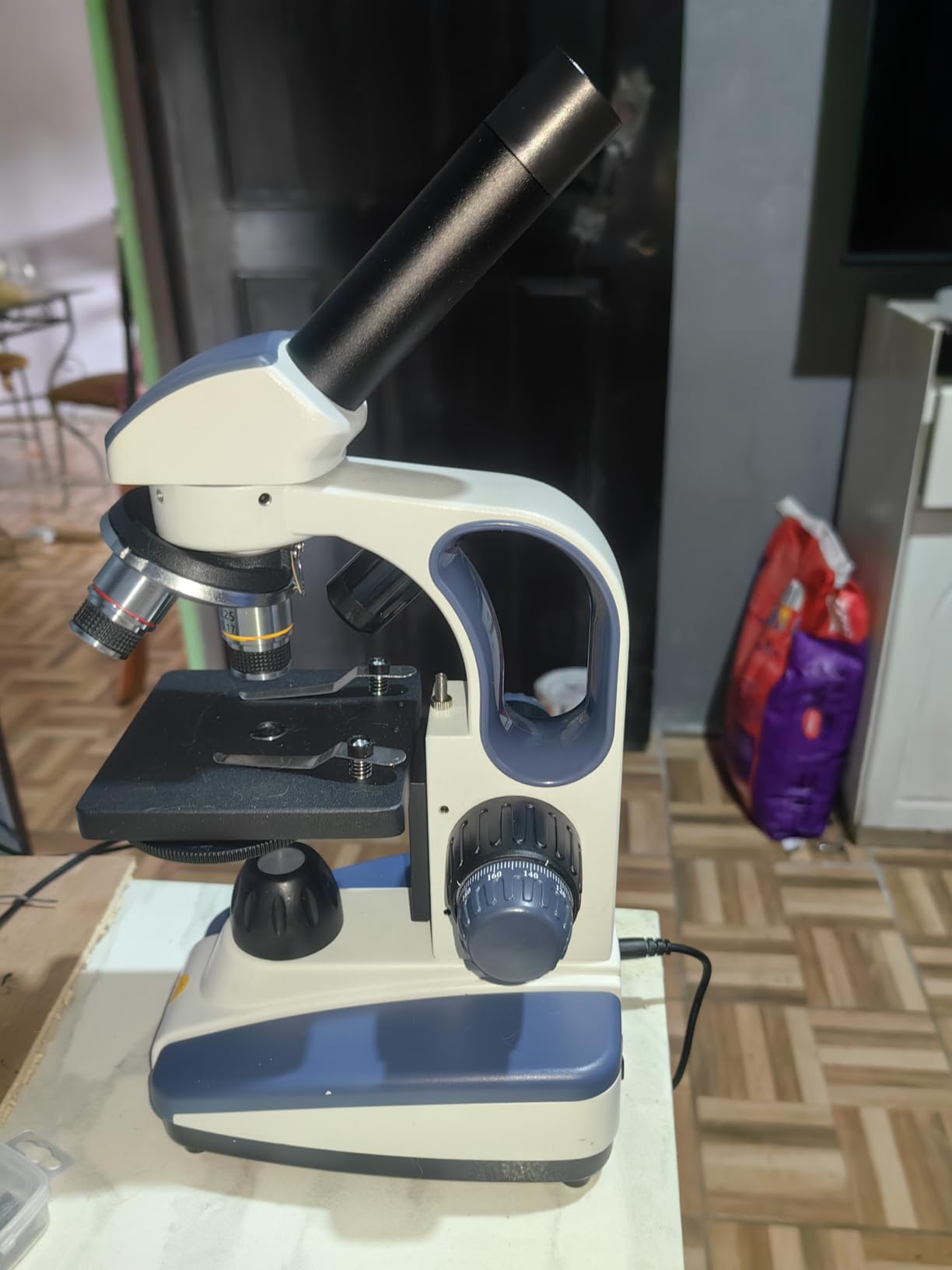 SWIFT Compound Monocular Microscope SW200DL with 40X-1000X Magnification, Dual Light, Precision Fine Focus, Wide-Field 25X Eyepiece and Cordless Capability for Student Beginner customer photo 2