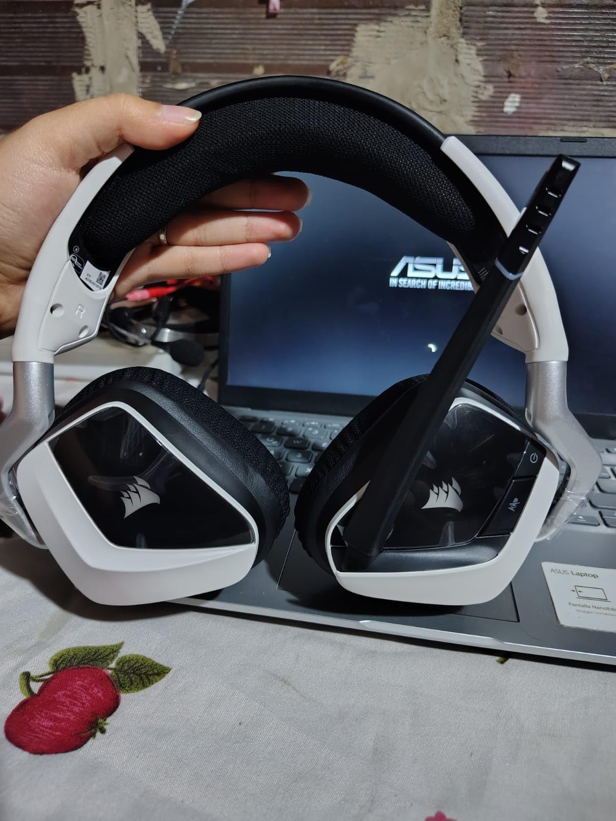 Corsair Void RGB Elite Wireless Gaming Headset - 7.1 Surround Sound - Omni-Directional Microphone - Microfiber Mesh Earpads - PC, Mac, PS5, PS4 - White customer photo 1