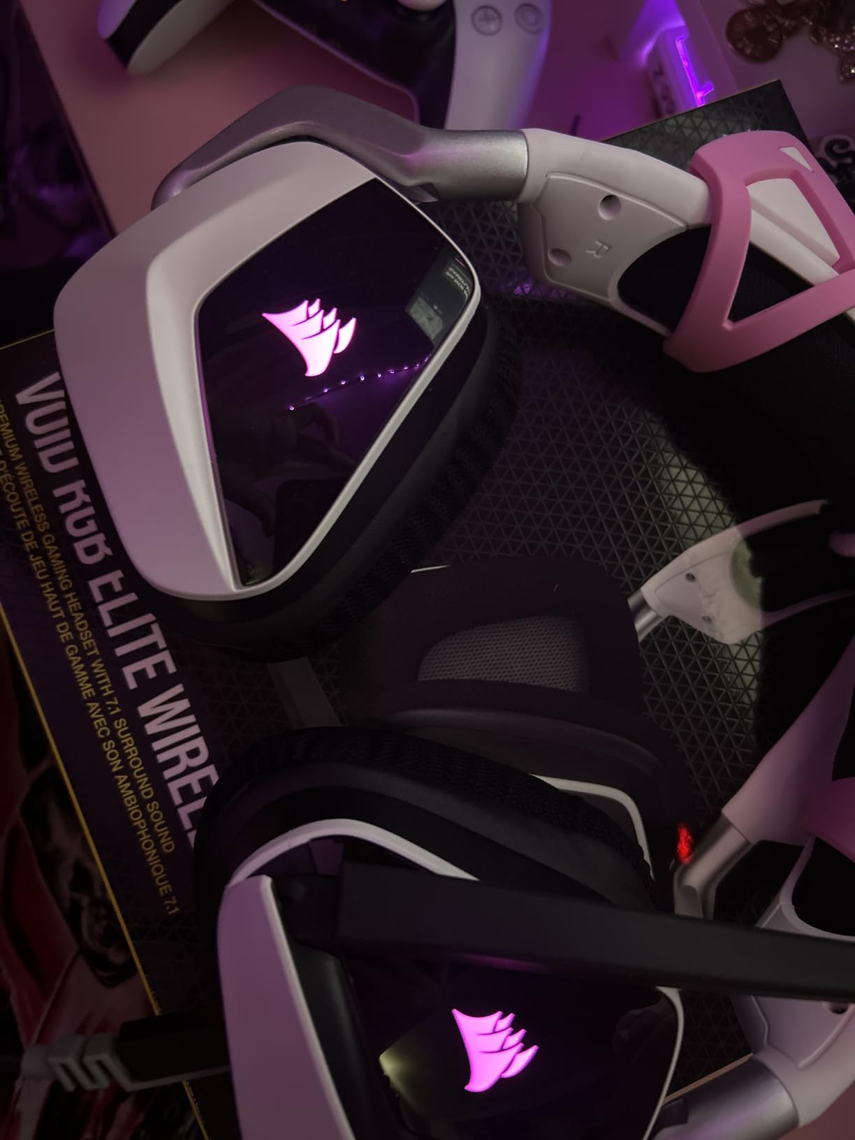 Corsair Void RGB Elite Wireless Gaming Headset - 7.1 Surround Sound - Omni-Directional Microphone - Microfiber Mesh Earpads - PC, Mac, PS5, PS4 - White customer photo 2